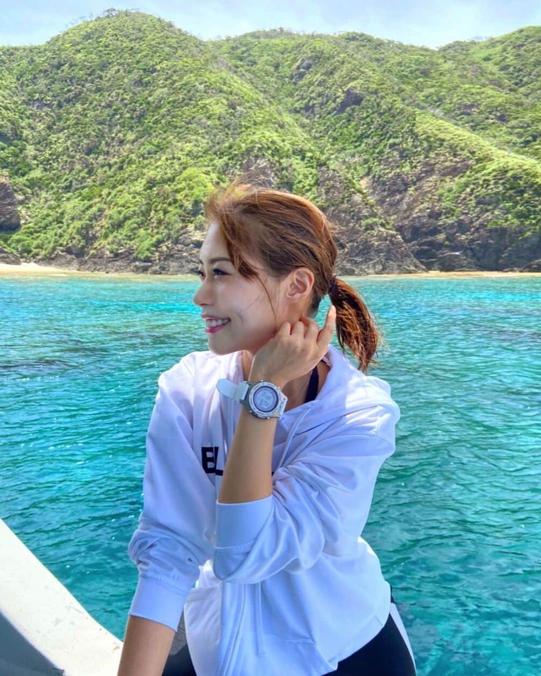 澤井玲未のインスタグラム：「#Bism ⌚️ やっぱ薄めで軽いから付け心地良きだ🥰 . #mic21#diving#divecomputer#scubadiving#divinginstructor#dvier#divingmodel#ダイコン#ダイビングコンピューター#ダイビング#ダイバー#スクーバダイビング#スキューバダイビング#ダイビング女子#ダイビングインストラクター#ビーイズム#海好き#ダイビングモデル」