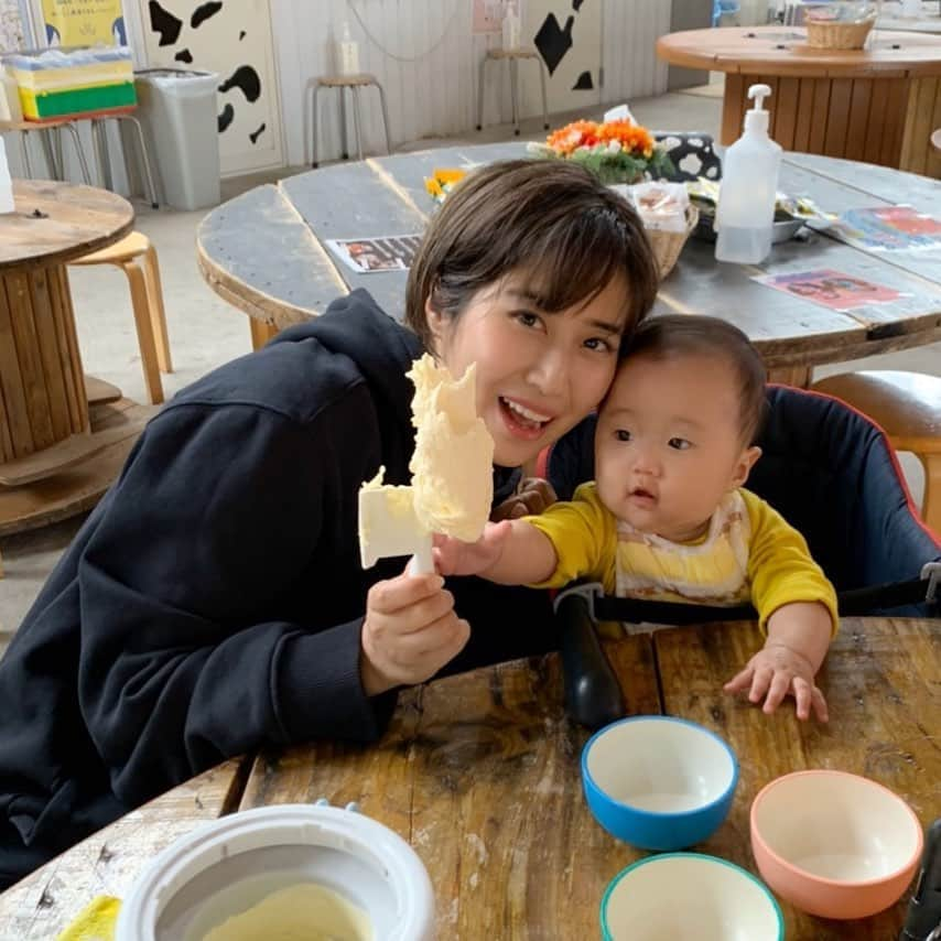 西村まおさんのインスタグラム写真 - (西村まおInstagram)「そういえば北海道弟子屈にいます。わりとずっと。 渡辺体験牧場にてアイスづくり🍨  #渡辺体験牧場 #牛のおっぱいミルク #アイス #アイスクリーム #弟子屈 #牧場 #北海道グルメ」8月9日 13時33分 - nishimura.mao