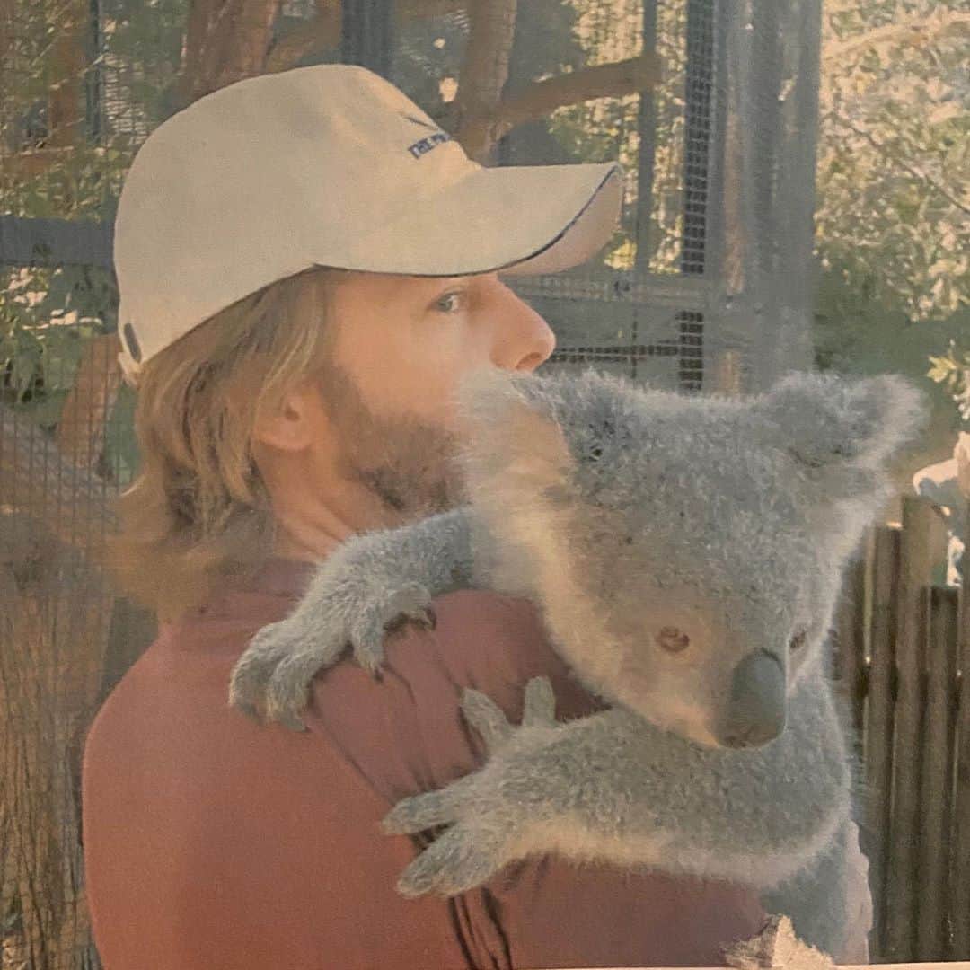 のインスタグラム：「#tbt that time the Koala didn’t get a mani pedi  #scars」
