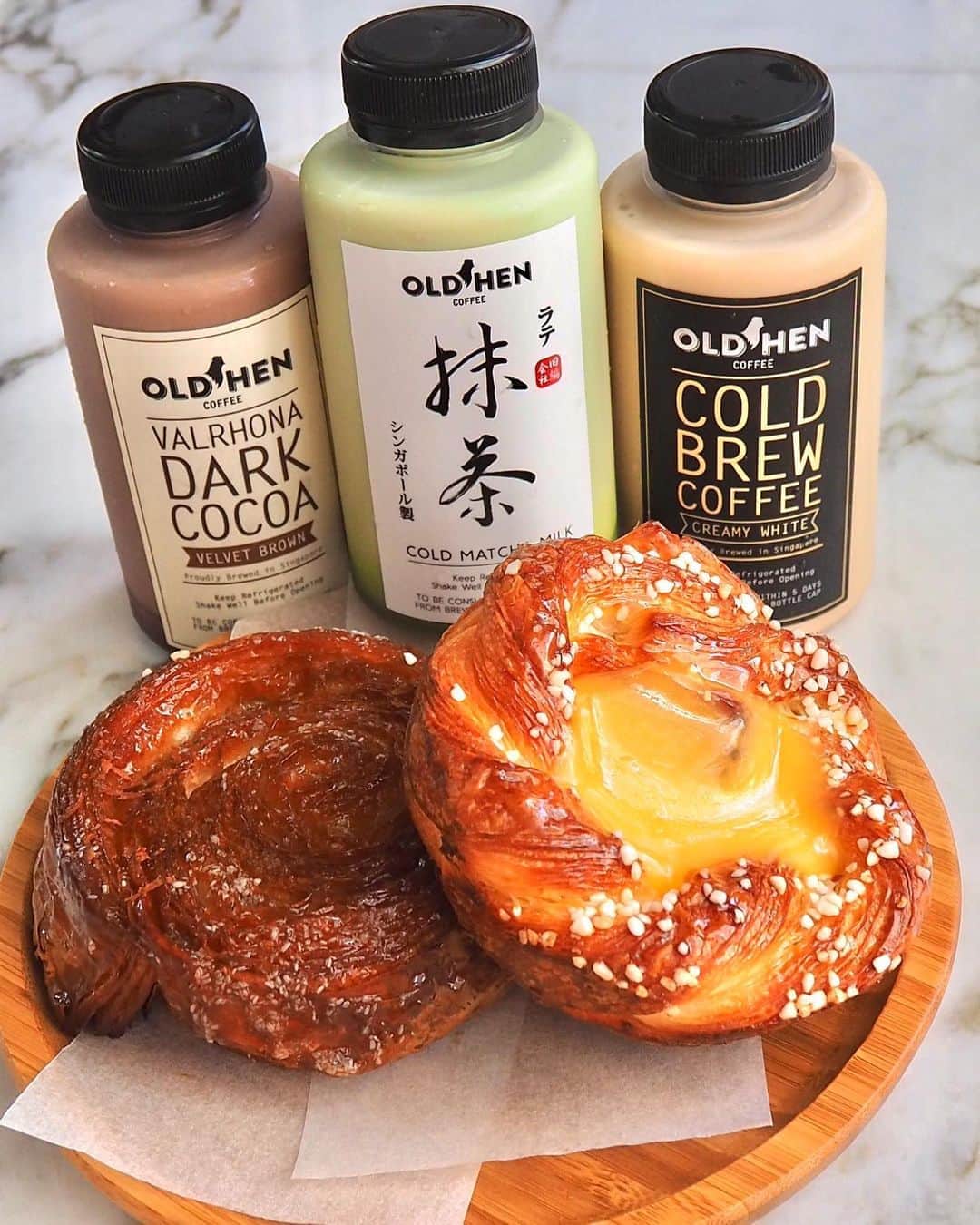 Li Tian の雑貨屋さんのインスタグラム写真 - (Li Tian の雑貨屋Instagram)「To feed and be fed ☺️  Utterly blessed again to treated to these delicious pastries from @thebakehaus.sg and drinks @oldhencoffee by a lovely customer. It’s really unbelievable to see how bonds and connections with strangers have been forged through all these years of baking.   Thank you so much 🥰 my heart is full   • • • #singapore #desserts #igersjp #yummy #love #sgfood #foodporn #igsg  #instafood #gourmet #beautifulcuisines #onthetable #snacks #cafe #sgeats #f52grams #bake #sgcakes #feedfeed #pastry #foodsg #cake #cakestagram #savefnbsg #pastry #matcha #抹茶 #chocolate #croissants #sgcafe #bread」8月9日 13時45分 - dairyandcream