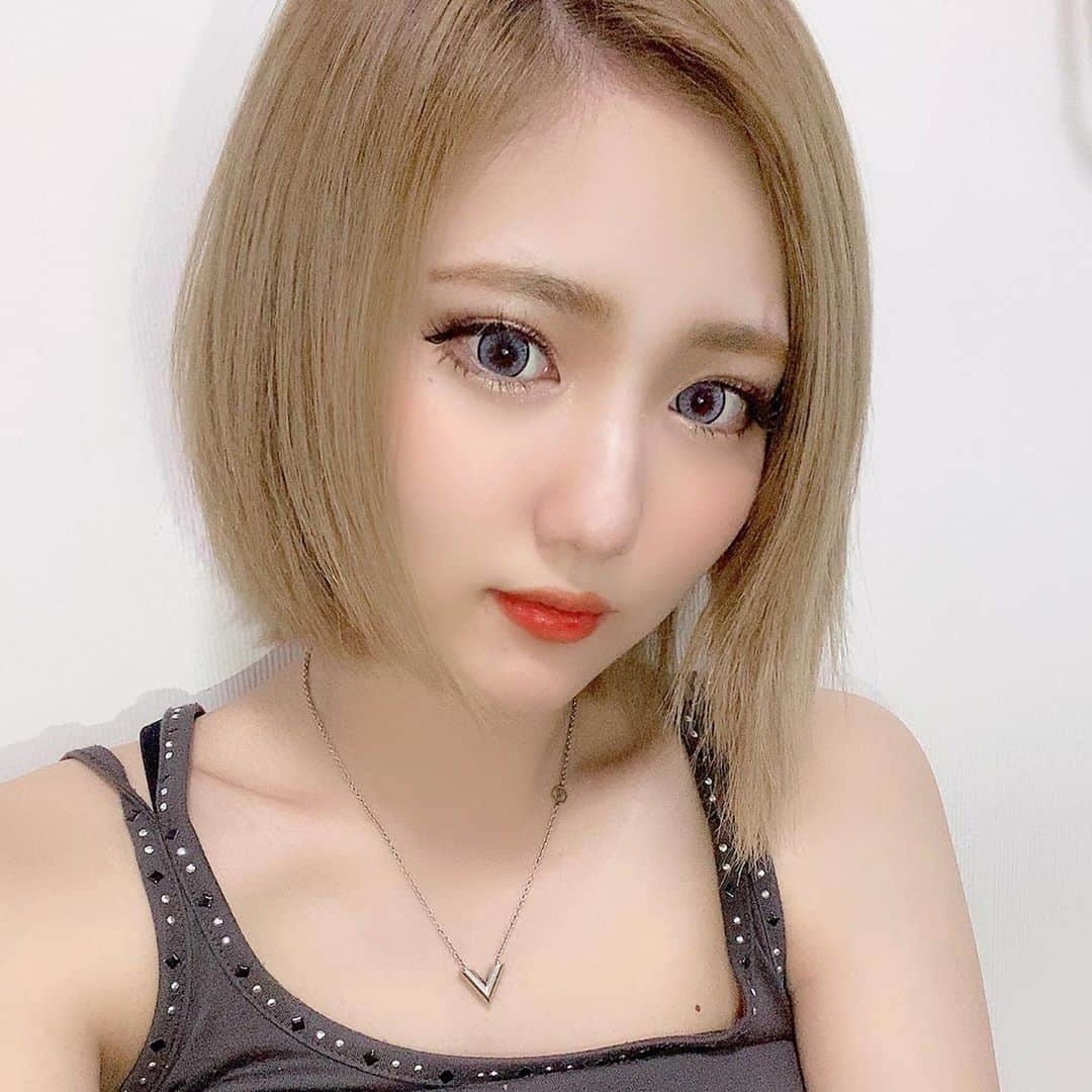 守田美咲のインスタグラム：「久しぶりにグレコン🎀  一生グレコンやったけど最近はずっと茶色やったけど、グレコンに戻そうかなぁ🧚🏼‍♀️  どっちがいい…？😗 #グレコン #カラコン #金髪ショート #kr2s」