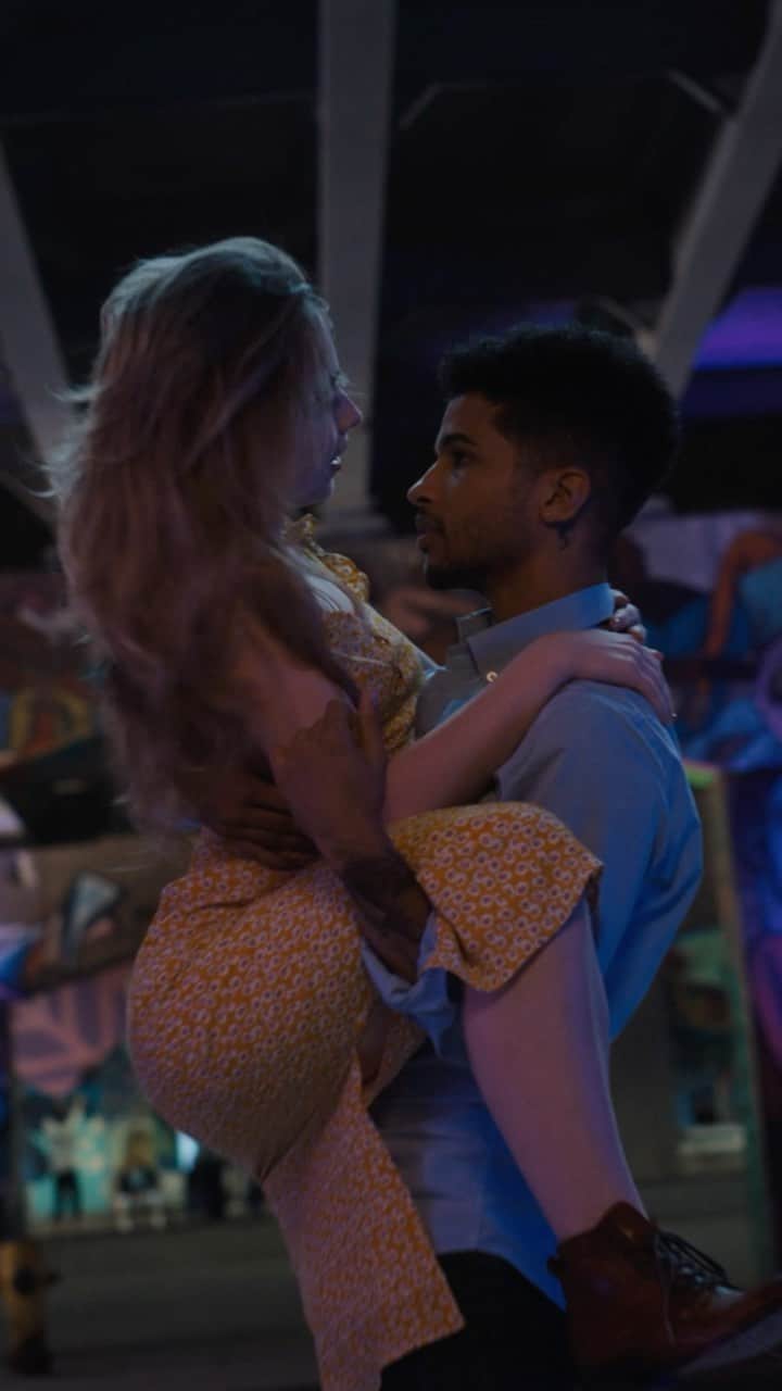 サブリナ・カーペンターのインスタグラム：「out now on @netflix 💃」