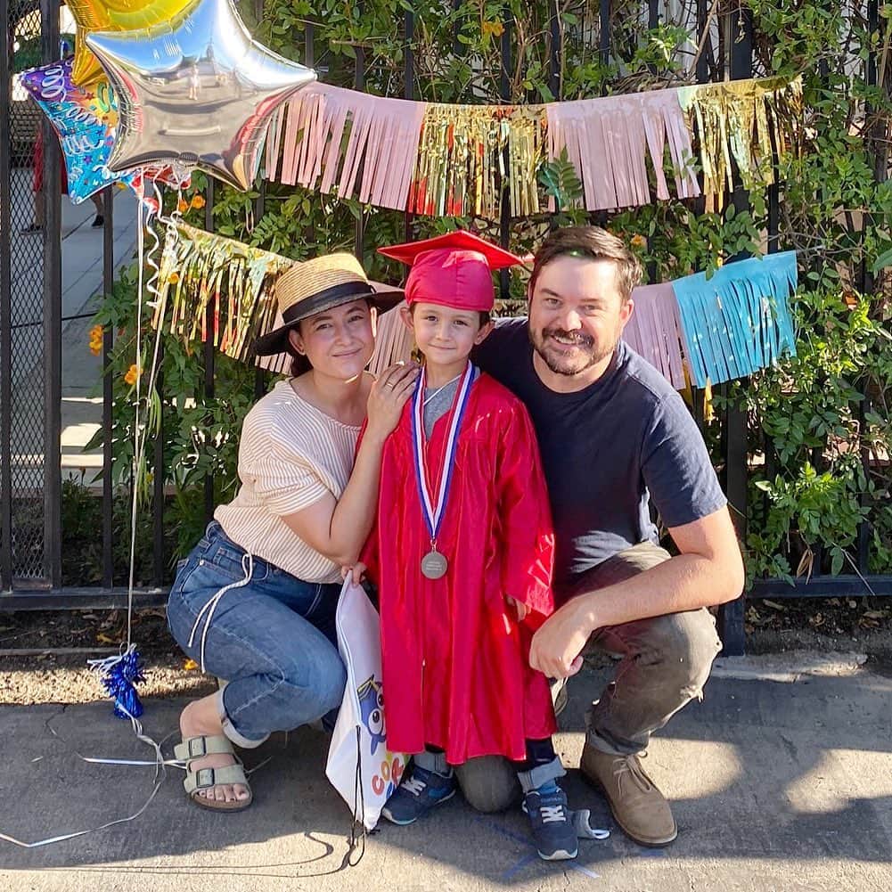 フリーディアのインスタグラム：「Yesterday we got to enjoy a socially distanced and a little late graduation for all the big kids in his Pre-school. We haven’t been to school since March but they have been having zoom classes. These little guys learned a while dance routine via zoom through past month! E also was awarded a medal because he would always turn in his homework in early. He loves that all that hard work paid off. He has been wearing the medal all morning. So glad the school did this! Thank you to the teachers, friends and parents! Always better when there is something to look forward to wether it’s big or small.  Happy Graduation @everestsnow ! 🎓  🎓  昨日は小さな卒業式が外で行われた！ 学校は3月から行っていないけど、ズームのレッスンをやってて。この1ヶ月でダンスを学んだの。子供達がとっても上手で、可愛いかった！！ 宿題も早めに提出してたからメダルも貰って大喜び。 先生、子供達、親のみんな、お疲れ様でした！卒業おめでとう〜 #graduation #cutie #preschool #preschooler #graduate #kids #love #family #friends」