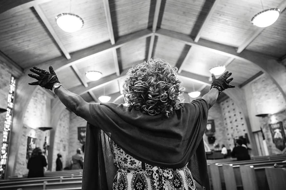 National Geographic Creativeさんのインスタグラム写真 - (National Geographic CreativeInstagram)「Photo by David Guttenfelder @dguttenfelder  Praying from the pews, worshippers at the New Hope Baptist Church in St. Paul, MN wear masks, gloves and keep their distance during Sunday morning services. The congregation, which had been holding drive-up services in the parking lot, have returned to the church with new coronavirus safety precautions and a live steaming choice for those who still prefer to stay home.」8月9日 4時57分 - natgeointhefield