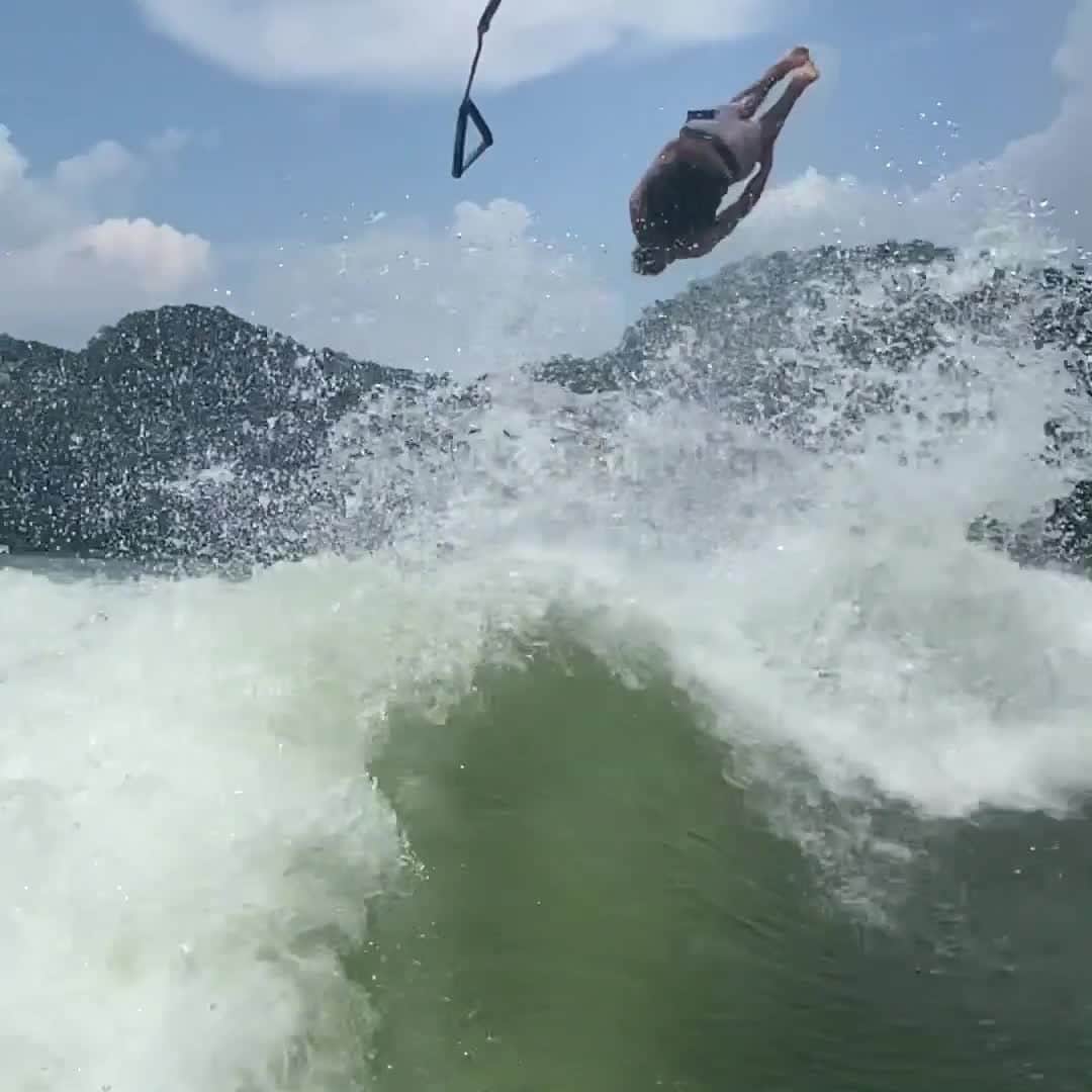 レッドブルのインスタグラム：「dismounting in style 😎  🏃‍♂️: @coryteunissen #wakeboarding #wake #redbull #givesyouwings」