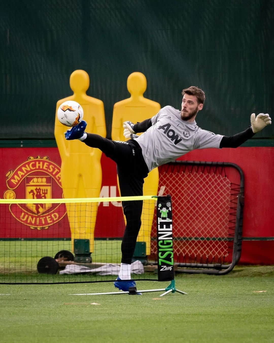 マンチェスター・ユナイテッドさんのインスタグラム写真 - (マンチェスター・ユナイテッドInstagram)「Working on the r e f l e x e s 🦵 #MUFC #DeGea」8月9日 5時01分 - manchesterunited