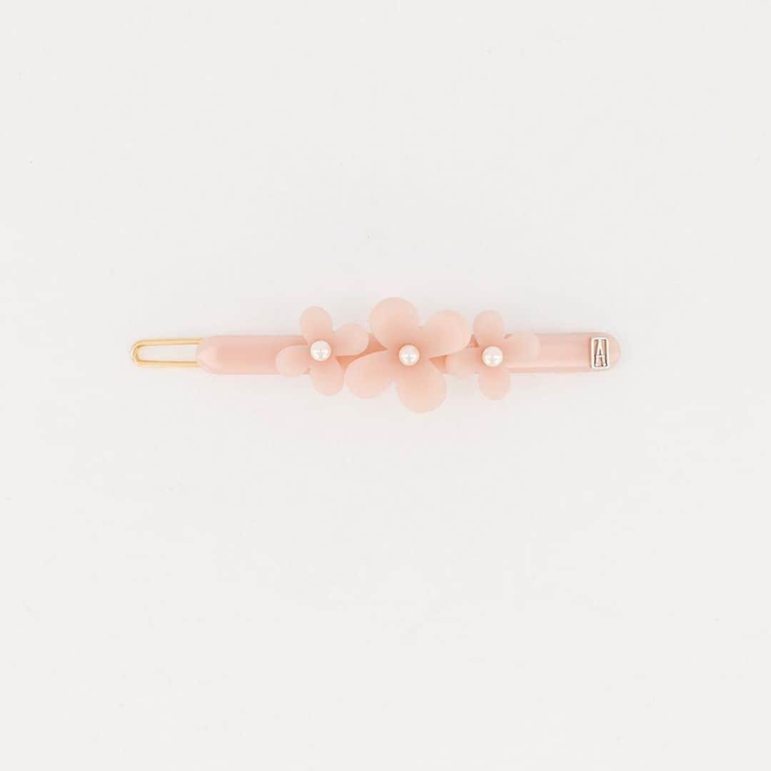 のインスタグラム：「Nova presilha begonia, delicada e em tom pastel para trazer elegância ao seu penteado ❤️  #alexandredeparis #presilha #cabelo #pentedo #hairstyle #madeinfrance」