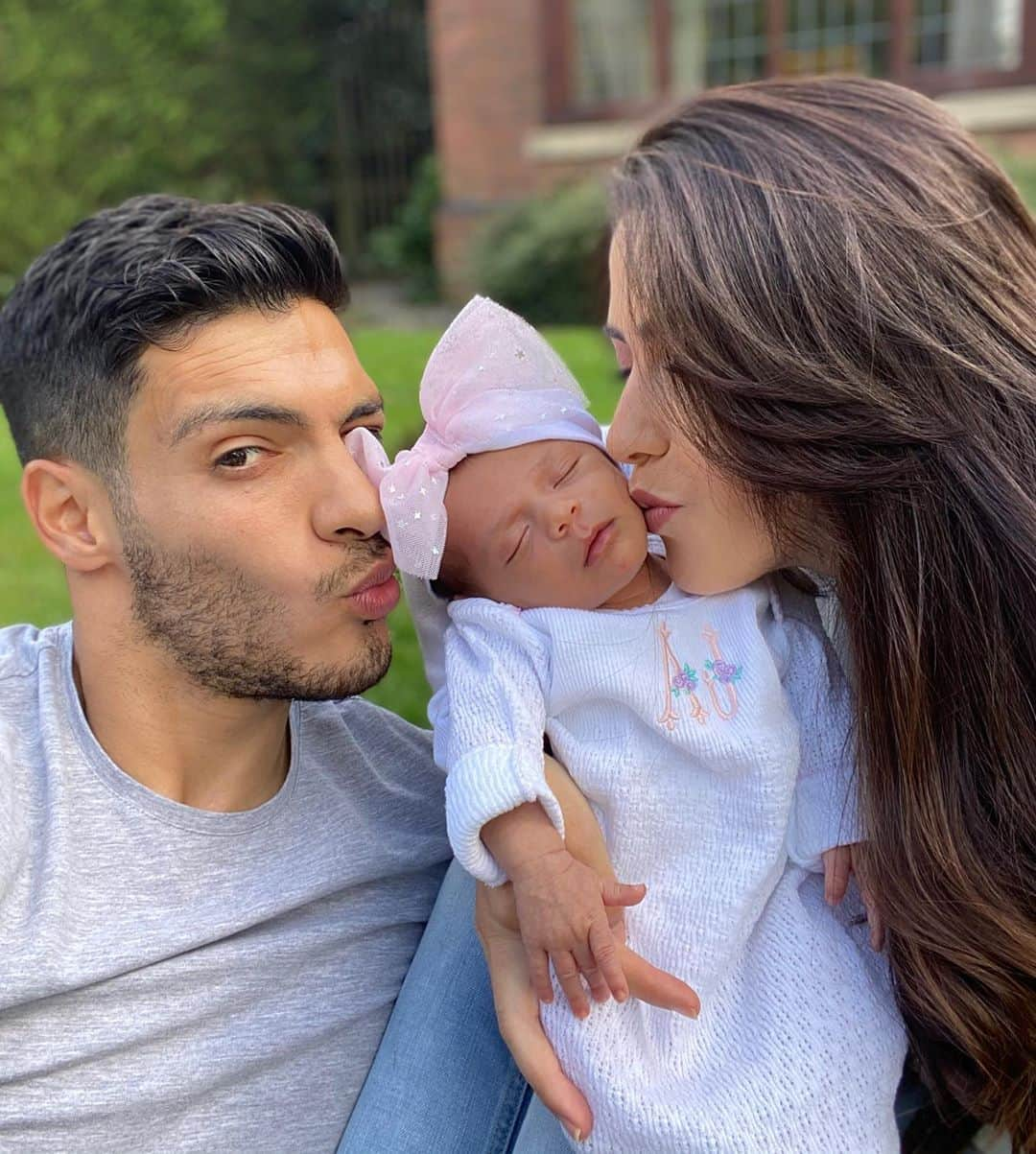 ラウール・ヒメネスさんのインスタグラム写真 - (ラウール・ヒメネスInstagram)「Besito a la princesa 😘😍👨‍👩‍👧 las amo @danielabassom @aryajb9 #babyAJ」8月9日 5時24分 - raulalonsojimenez9