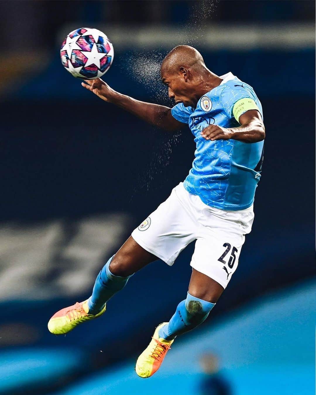 フェルナンジーニョのインスタグラム：「Yesterday... 💪🏾⚽️」