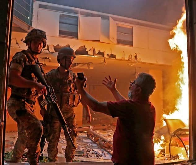 AFP通信さんのインスタグラム写真 - (AFP通信Instagram)「AFP Photo 📷 @anwaramro - A Lebanese protester speaks to soldiers at the headquarters of the Lebanese association of banks in downtown Beirut on August 8, 2020, following a demonstration against a political leadership they blame for a monster explosion that killed more than 150 people and disfigured the capital Beirut.」8月9日 5時37分 - afpphoto