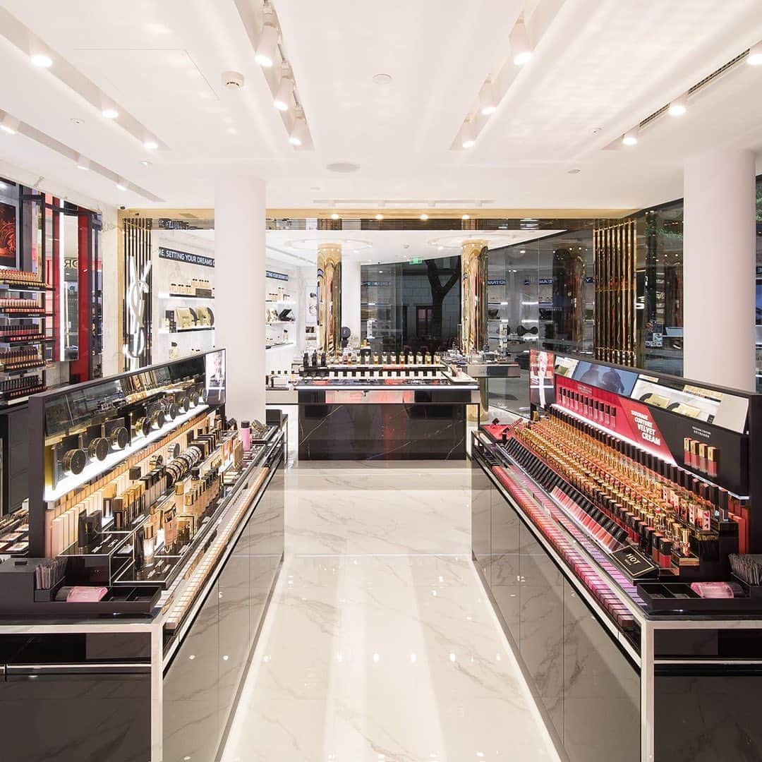Yves Saint Laurent Beautyさんのインスタグラム写真 - (Yves Saint Laurent BeautyInstagram)「From Paris to Shanghai with luxe. Visit the Xintiandi YSL Beauty to discover beauty treats, straight from the capital of fashion. #yslbeauty #shanghai #xintiandi」8月9日 5時45分 - yslbeauty