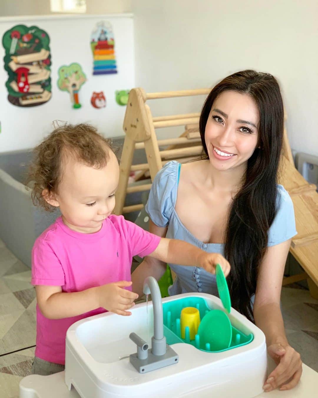 春名愛海のインスタグラム：「❤︎ 8/8 ❤︎ Love you infinity and beyond.  Leo loves washing his hands and doing dishes 👏🏻I get a lot of questions about @lovevery and I really recommend them. I got started when he was 0month and still today he enjoys their toys very much! Also it teaches me what and how I can play with him ☺️ . お水遊びが大好きなれおくんの新しいおもちゃ☺️まーまーの確率で水びたしになりますが、夏だしね🤣❤️  . . . #lovevery #ファッション #时尚 #패션#japanese  #asian #boymom #happy #lalife #influencer #superdown #momlife #losangeles #japnesemodel #ロサンゼルス #カリフォルニア #ママスタ #子育てぐらむ #海外生活 #撮影  #ママリ  #ママライフ #photoshoot #バイリンガル #バイリンガル育児  .」