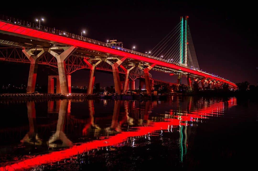 NBC Newsさんのインスタグラム写真 - (NBC NewsInstagram)「The Samuel De Champlain Bridge in Montreal is illuminated with the colors of the Lebanese flag as a tribute to the victims of Beirut's blast and in solidarity with the people of Lebanon.  📷 Sebastien St-Jean / @afpphoto」8月9日 5時49分 - nbcnews