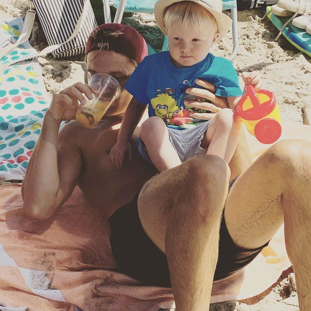 オリバー・キエラン・ジョーンズのインスタグラム：「Baby. Sitting. #beachlife #beachvibes」