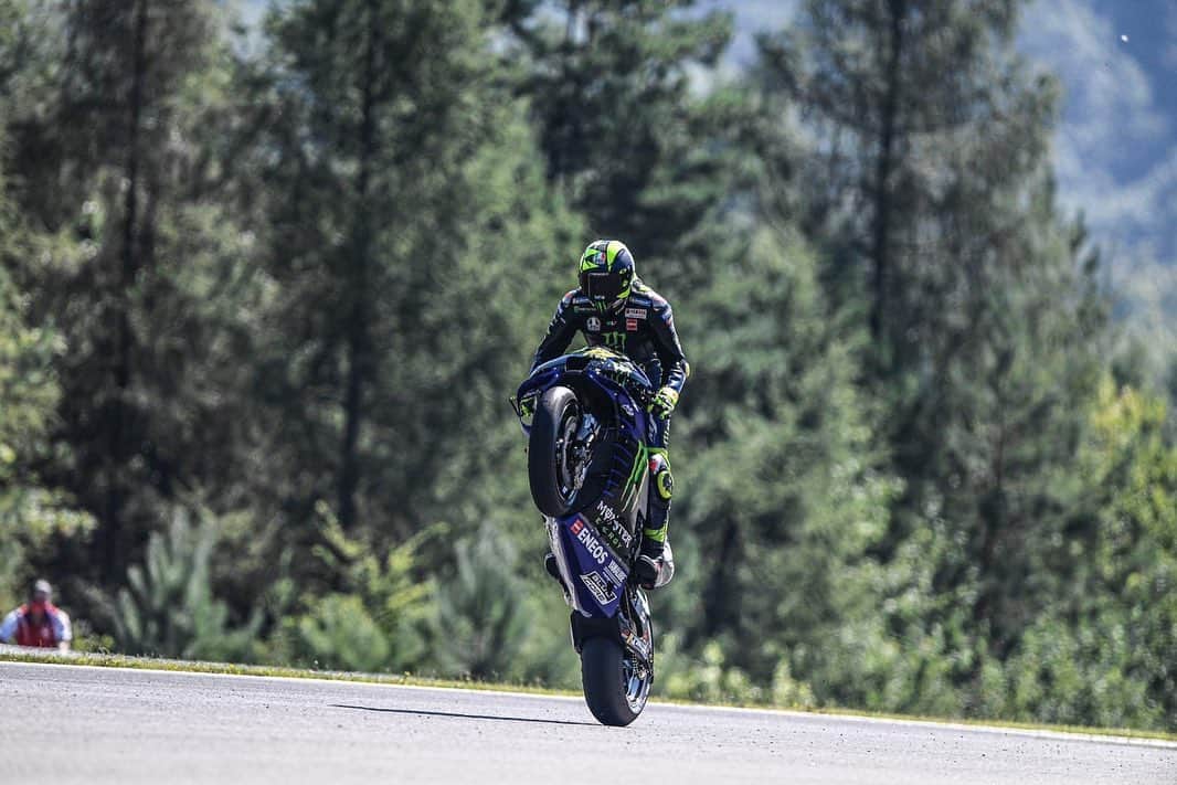 バレンティーノ・ロッシさんのインスタグラム写真 - (バレンティーノ・ロッシInstagram)「Il salitone di Brno è,come ogni anno,il paradiso delle impennate 📸 @falex79 @gigisoldano Tino Martino」8月9日 6時16分 - valeyellow46