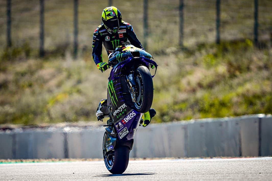 バレンティーノ・ロッシのインスタグラム：「Il salitone di Brno è,come ogni anno,il paradiso delle impennate 📸 @falex79 @gigisoldano Tino Martino」