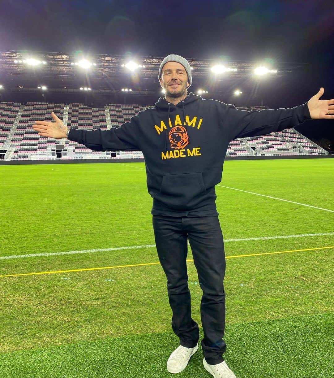 デビッド・ベッカムさんのインスタグラム写真 - (デビッド・ベッカムInstagram)「Watching champions league tonight excites me for our first home game in our beautiful stadium @intermiamicf .. All about family for our team and fans  @victoriabeckham @brooklynbeckham @romeobeckham @cruzbeckham #HarperSeven」8月9日 6時22分 - davidbeckham