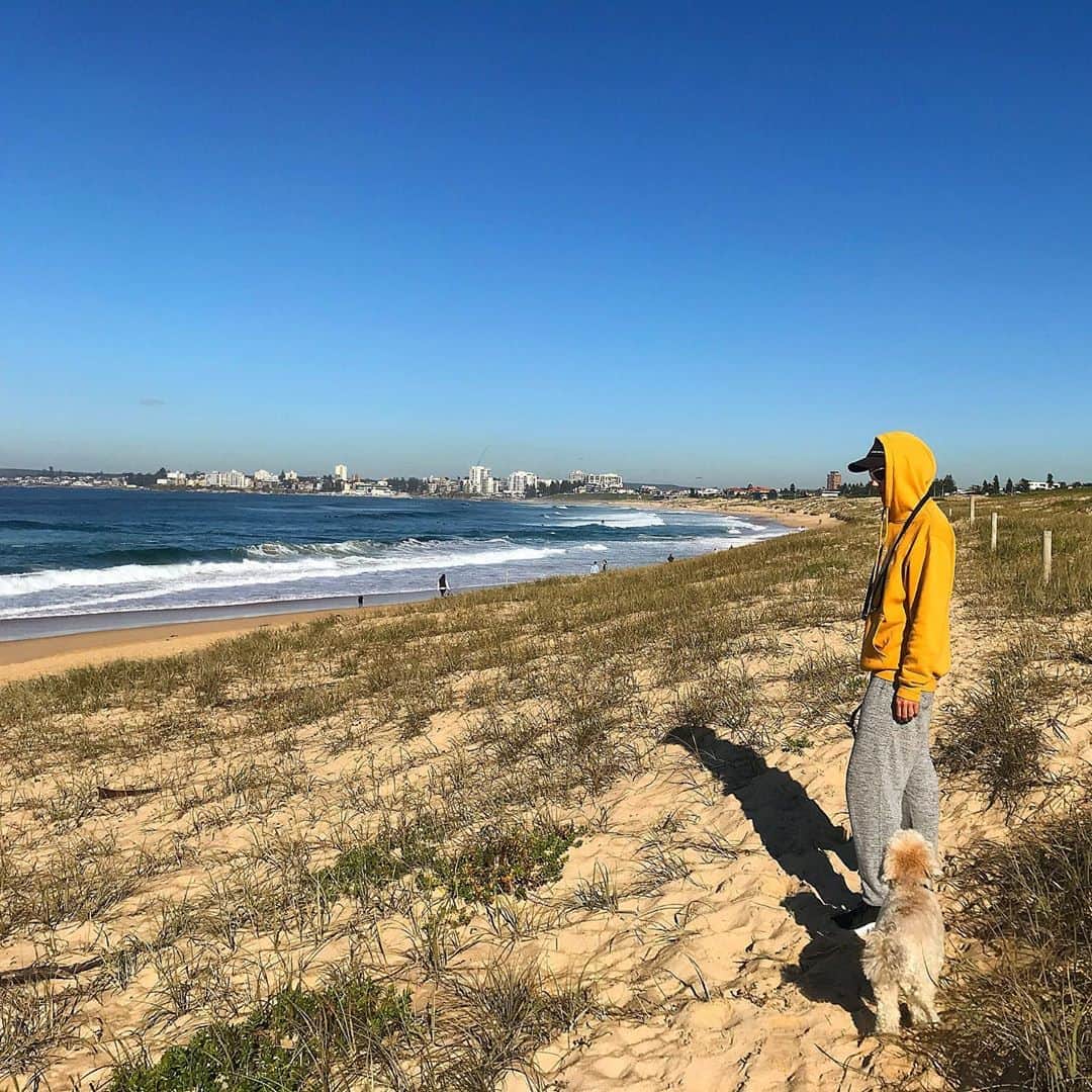 シャーニ・ヴィンソンのインスタグラム：「I haven’t been out of a tracksuit in months 🩳 Thanks #COVID19」