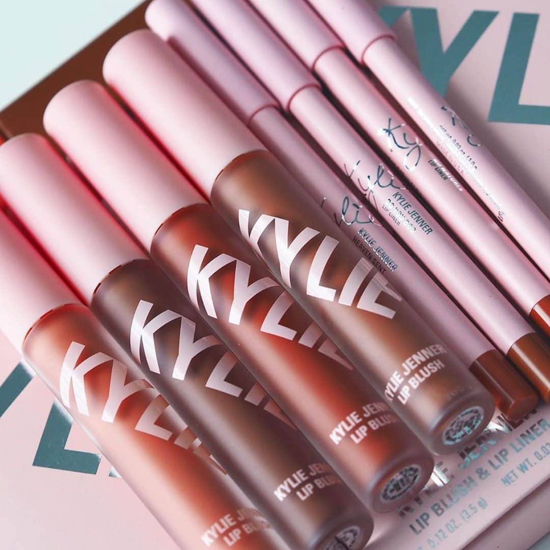 Kylie Cosmeticsさんのインスタグラム写真 - (Kylie CosmeticsInstagram)「beautiful shot of our new Lip Blush Lip Kits by @aalexisbeauty 💕 don’t forget - get a free lip single with orders over $40 and up to 40% off selects products ✨ this weekend only on kyliecosmetics.com #birthdayweekend」8月9日 6時27分 - kyliecosmetics