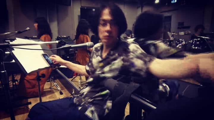 町田康のインスタグラム：「猛練習しました。俺は血反吐を吐きました。メンバーは指の骨が折れました。リウマチになりました。#死者の書#汝我が民に非ズ#配信ライブ」