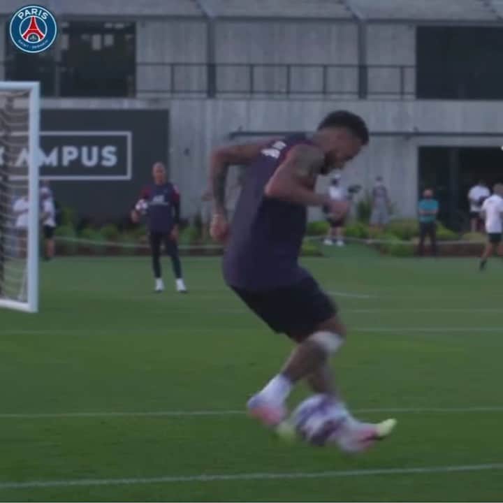 F2Freestylersのインスタグラム：「This is maddd!💥 @neymarjr & @anderherrera just did this in training! 👏🏽👏🏽👏🏽🔥 #tekkers #rocket #neymar #herrera #takeabow #psg @psg」