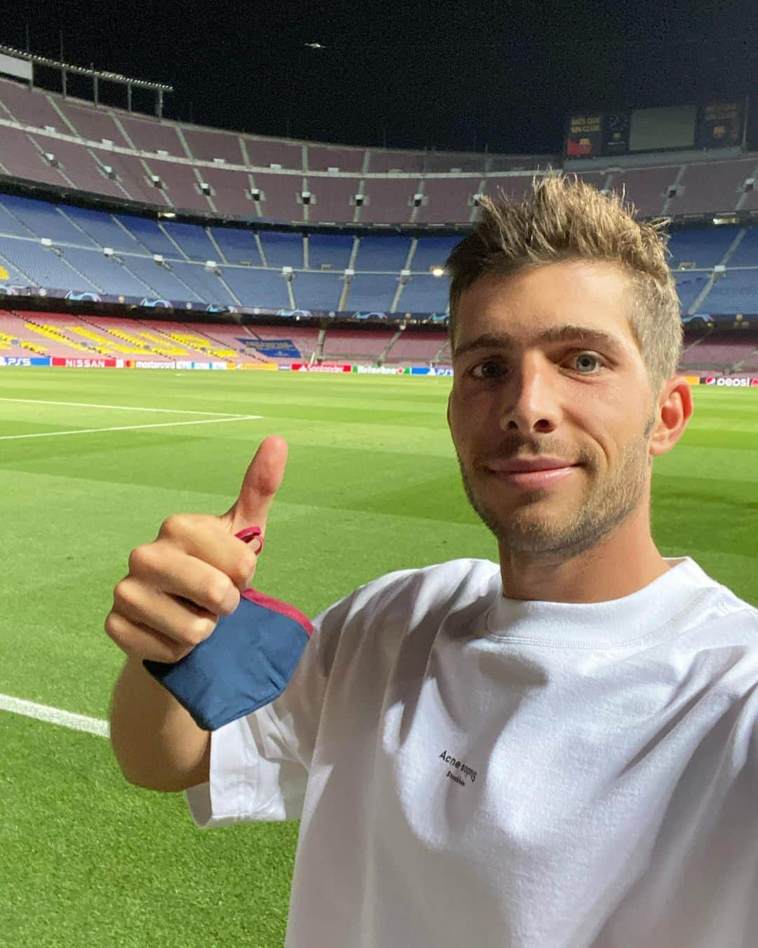 セルジ・ロベルトのインスタグラム：「Objetivo cumplido, a cuartos !! Nos vamos a Lisboa!! FORÇA BARÇA🔴🔵 !!」