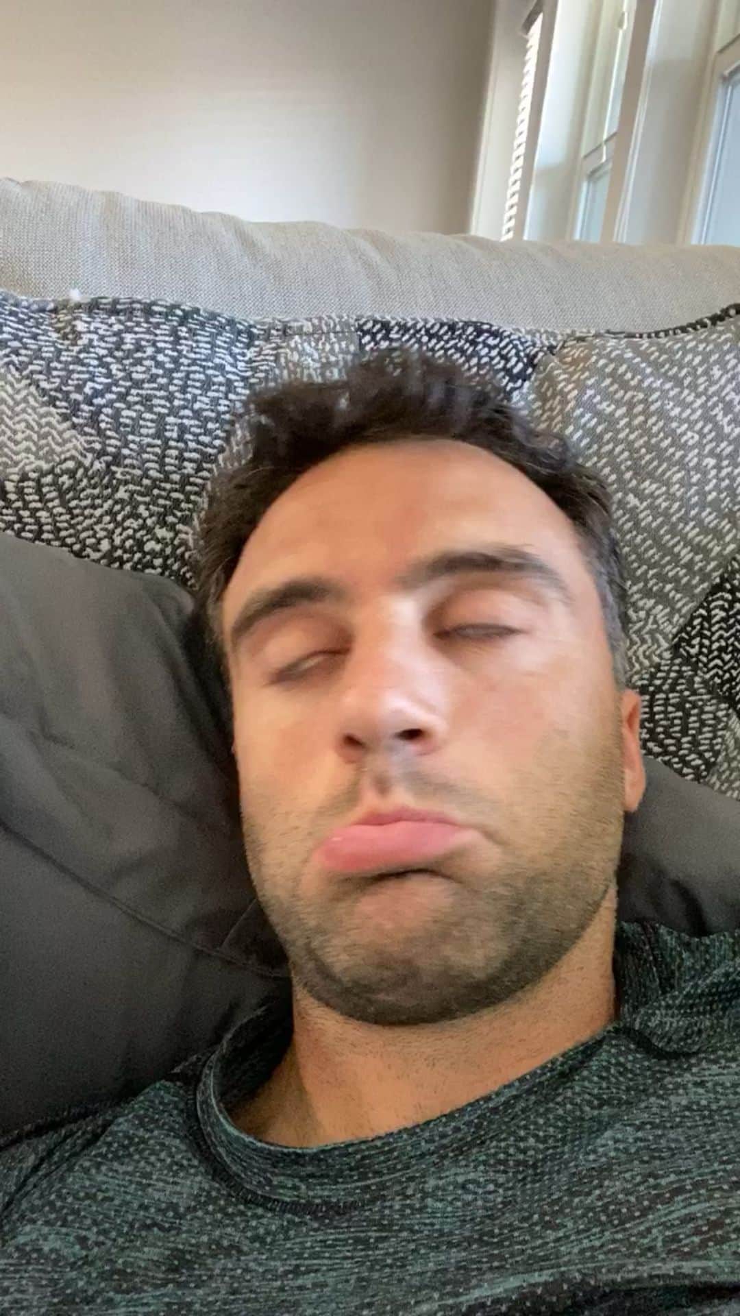 ジュゼッペ・ロッシのインスタグラム：「It’s gotta be the pregnancy #my2loves #naptime ❤️」
