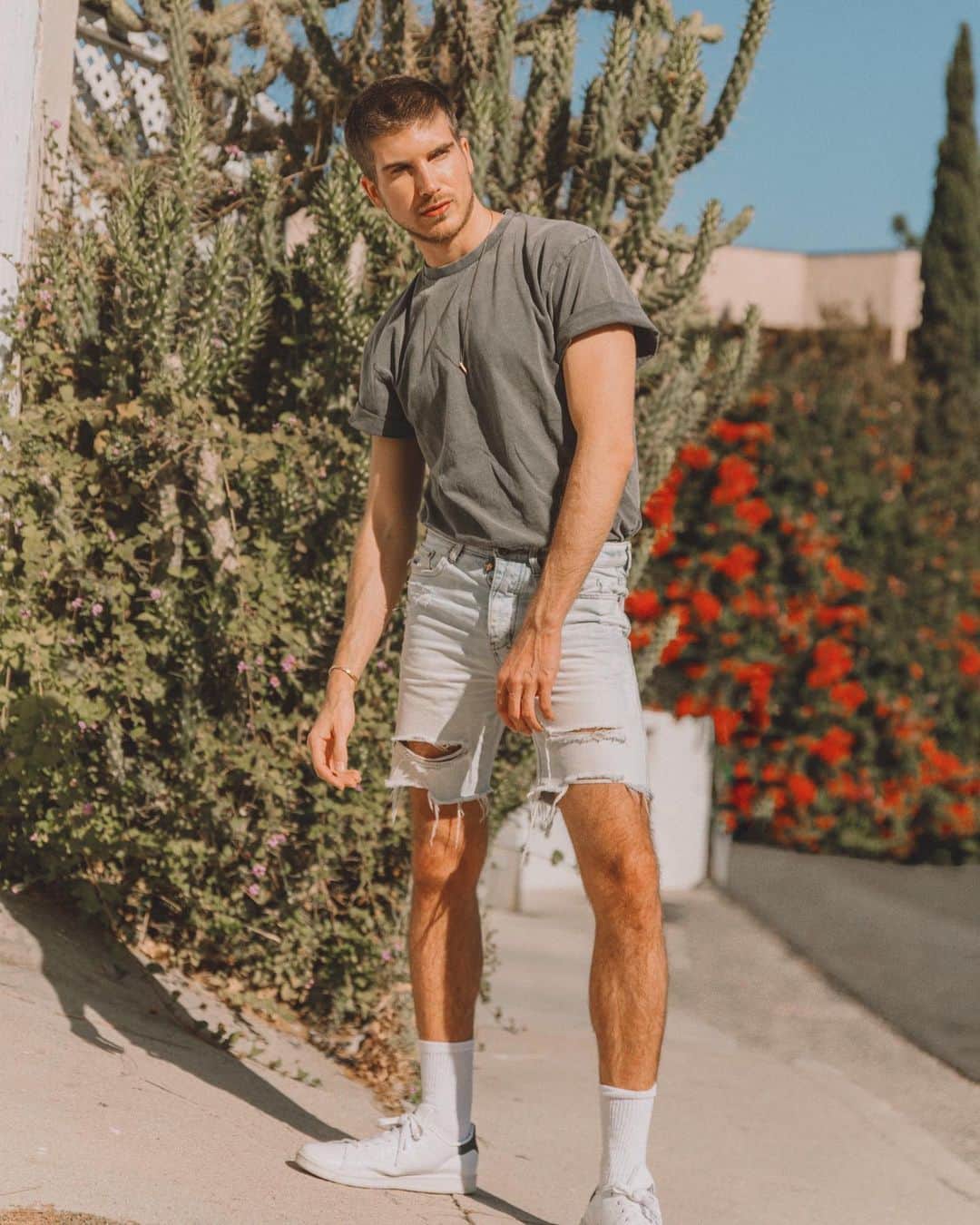 ジョーイ・グレーセッファのインスタグラム：「thinking about bleaching my hair 🤨 should I do it? (📷: @idccarlos)」