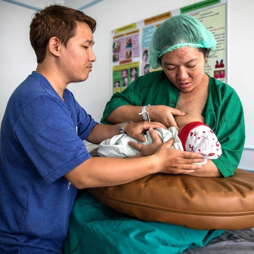 unicefさんのインスタグラム写真 - (unicefInstagram)「We can build a healthier world - and it starts from birth.⠀ ⠀ By helping more mothers to #breastfeed exclusively for their baby’s first six months, we can save the lives of 820,000 children every year. It very much depends on skilled advice from a trained health worker.⠀ ⠀ © UNICEF/UN0203786/Zehbrauskas」8月9日 7時15分 - unicef