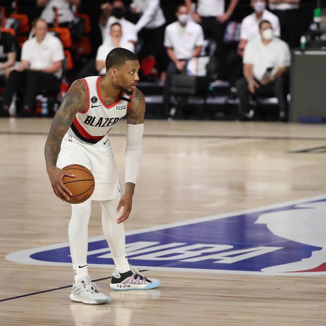 デイミアン・リラードのインスタグラム：「“Suckas pray and pray on my downfall but every time I hit the ground I bounce up like roundball” ...」