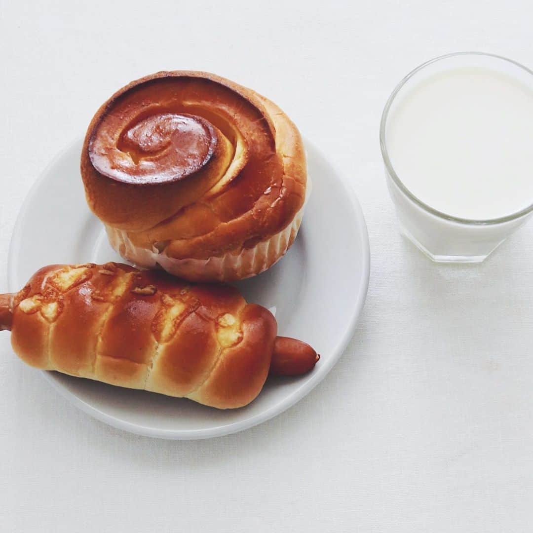 樋口正樹さんのインスタグラム写真 - (樋口正樹Instagram)「Bread and milk . 今朝は冷たい牛乳と、 アンデルセンさんの 定番のエトランゼと ソーセージロールで。 . . . #夏休みは家事おさぼり #朝パン #菓子パン #パン好き #アンデルセン #アンデルセンエトランゼ #ソーセージロール #デンマークソーセージロール #ウインナーロール#andersen #bread #breadandmilk」8月9日 7時42分 - higuccini