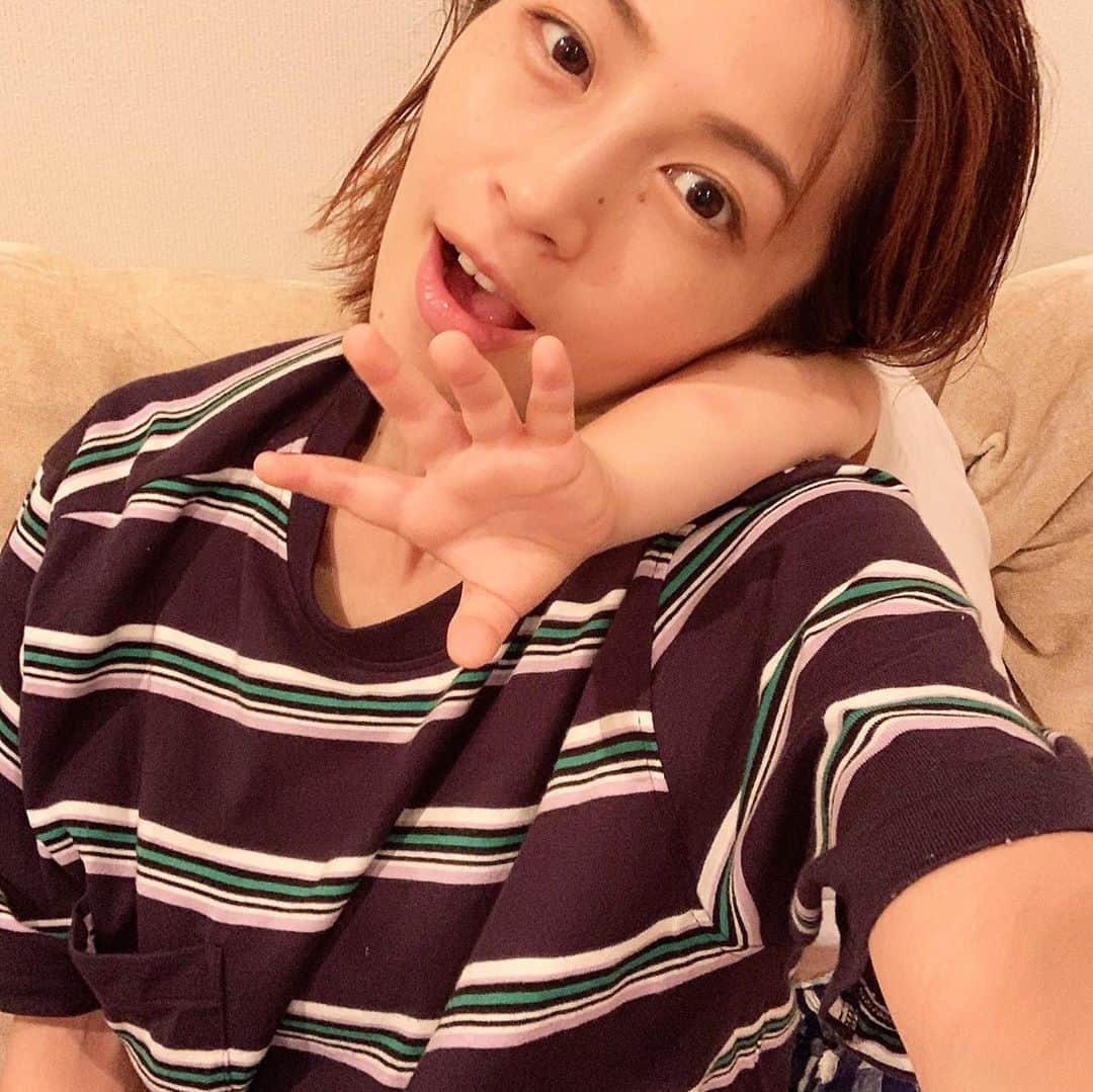 安田美沙子さんのインスタグラム写真 - (安田美沙子Instagram)「おはよう🌈 @stussy  のTシャツ✨メンズだけど。 息子が手を出すから撮ってって。笑 心霊写真ってことかなぁ。。。 とにかく、かわいい😊」8月9日 7時35分 - yasuda_misako