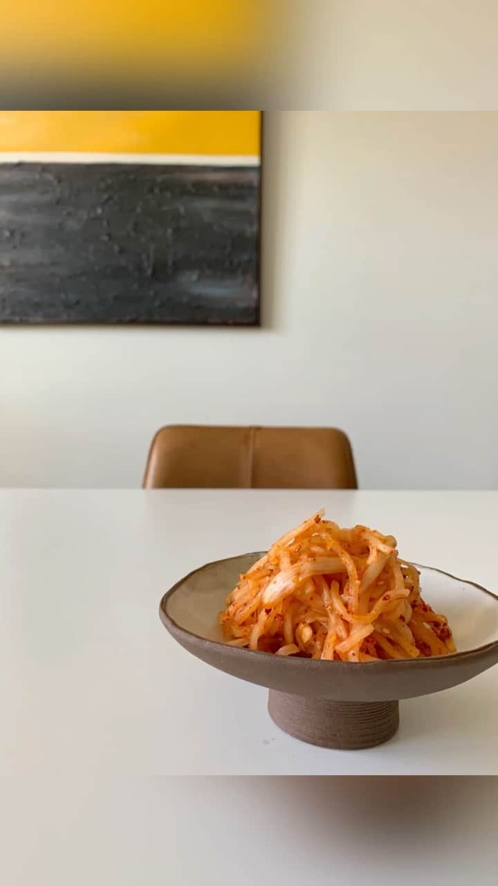 高木りなのインスタグラム：「. 大根さえあれば、本場🇰🇷ムセンチェの完成。 ポッサムにもよく合いますよ。  片手で撮ったので、ブレたり撮れてないカットもあります🙏🏻💦  材料 - 大根 1/3本 - 細ネギ 3-4本(緑の部分が無かったので白い部分を使いました)  レシピ 1. 大根を千切りにし、粗塩(大1)をよく混ぜ30分ほど置き、水気を切る。 2. 粉唐辛子(大1)を入れ、よく混ぜる。 3. 砂糖(大1/2)、メシルエキス(梅エキス/大1/2)、大根と同じ長さに切った細ネギ、ミョルチエクチョ(いわしエキス/大1/2)、生姜のみじん切り(小1)、にんにくのみじん切り(大1/2)をよく混ぜる。 4. 最後にゴマ(適量)を振って混ぜて出来上がり。 . . . #RinasTable #koreanfood #cookingvideo #리나스테이블 #집밥 #한식 #가정식 #레시피 #무생채 #韓国料理 #韓国家庭料理 #韓国料理レシピ #ムセンチェ #おうちごはん #レシピ動画 #5分で副菜もう一品 #rinastablerecipe」