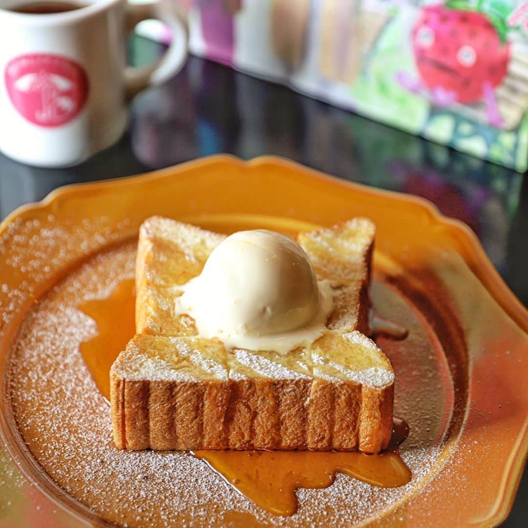 のインスタグラム：「.  .  相合傘とイチゴちゃん @ichigo_chan_bakery  高級食パン専門店 ＜相合傘とイチゴちゃん＞が オープンしたのは、 いちごといえば！な栃木県🍓  車で走行していると、 思わず視線がロックされる ポップな外観🍓  8月17日オープン予定の カフェスペースでは モーニングや ハニートーストなどの おやつも提供...🤤  adress:栃木県宇都宮市東横田町64-2  #相合傘とイチゴちゃん #breakfast#sweets #tochigi#内覧会」