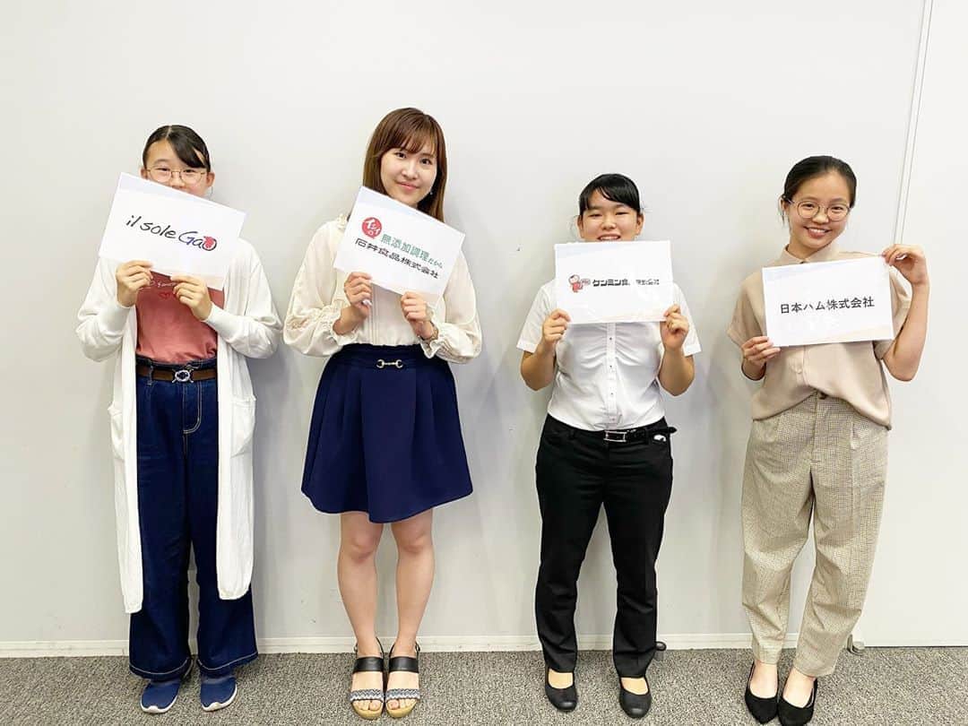 のインスタグラム：「#食物アレルギードリプラ . 昨日、8/8は 「食物アレルギー・ドリームプランプレゼンテーション」の発表当日でした✨ . 去年の夏に @tomoe.odani さんからドリプラのお話を頂き、 @cat_childallergytrip さんに相談。 その年の10月にはスタートをきっていた本プロジェクト。 . オンラインでの顔合わせやリハーサルを重ねる毎に、キラキラした輝きが増し、目に見えてどんどん成長していく子供達。 経営者や会の代表、大手企業で働く方、就活中の大学生…と忙しい中何よりもプレゼンターの子供たちの事を考え、サポートして下さった錚々たる大人サポーターの皆様。 子供達の"夢"の為に、普通ではあり得ないほど豪華なプレゼント内容をご用意して下さった協賛企業の方々や、 初開催、 また、新型コロナウィルスの感染者数が日に日に増加していく中、"どうしたら安全に開催できるか" "オンライン上でも子供達の熱意を伝える為にはどうしたら良いか" を必死に考えた事務局メンバー。 そして、温かい目で見守り、応援して下さった視聴者の皆々様。 昨日は、 みーんなの愛とパワーが溢れるドリプラとなりました❤️🌟 . そして無事、何事もなく開催を終えることができて本当に良かった😂✨ と思えるのは、このような世の中だからこその感情なんだろうな。。 . このような素晴らしいプロジェクトにお声がけ下さった小谷さん、本当にありがとうございました✨ . . つづく… （写真は東京会場にて） #アレルギーっ子の未来は明るい #ドリプラ #ドリプラ2020 #卵アレルギー #乳製品アレルギー #山芋アレルギー #ナッツアレルギー #小麦アレルギー #大豆アレルギー #食物アレルギー #アレルギー #大人の食物アレルギー #アレルギーナビゲーター #食物アレルギー_ドリプラ」