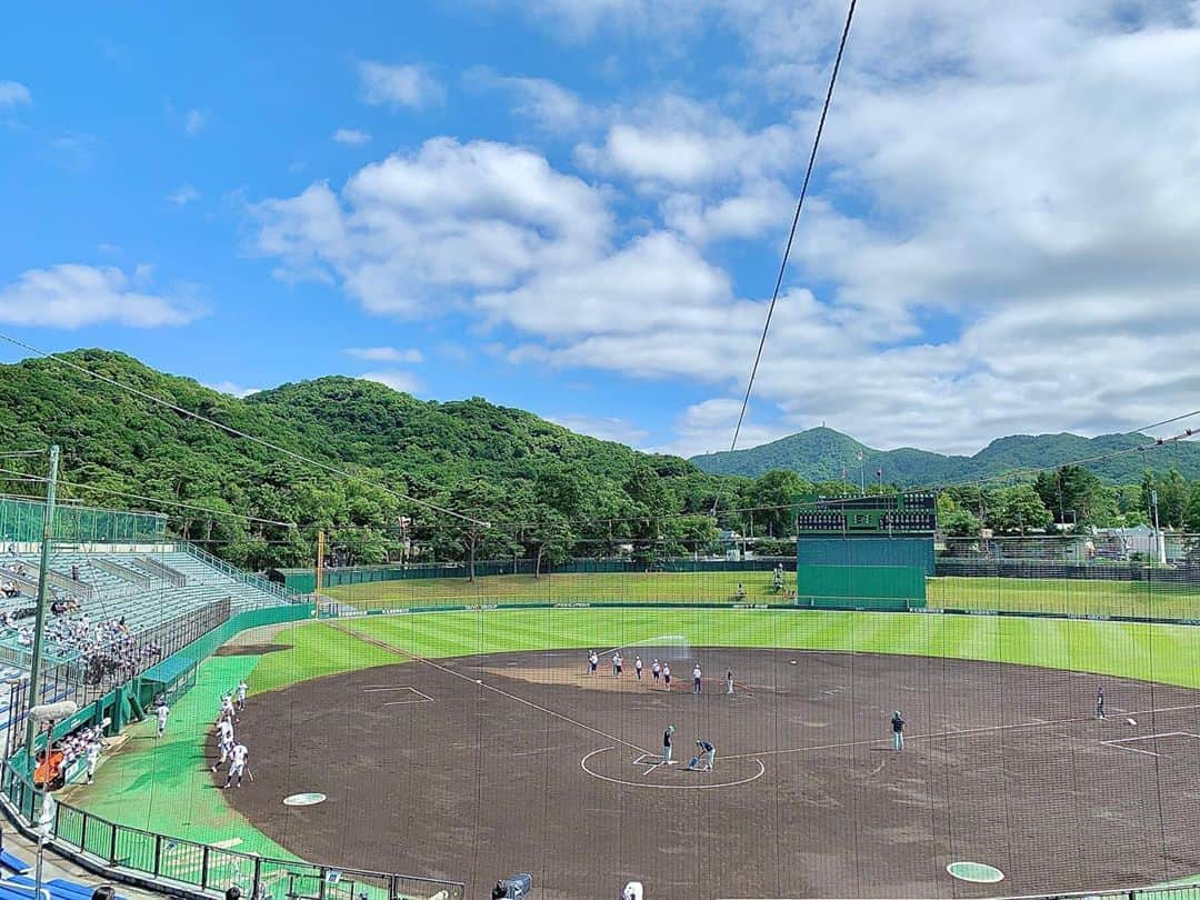 福田太郎さんのインスタグラム写真 - (福田太郎Instagram)「夏の頂点へ！ いよいよ球児たちが、最後の１試合を戦います。 甲子園の中止。自粛による部活の休止。 高校野球という、一瞬を駆け抜けたくても、 思い通りにならなかったことだらけの特別な夏。 ⠀ それでも球児たちは、苦難を乗り越え、 大切なものを見つけ、前を向いて頑張っています。 #南北海道大会 決勝戦！まもなくプレイボールです！ ⠀ スタンドには控え選手と家族だけ。 #高校野球 ファンの皆さんぜひ一緒に応援しましょう📣 ⠀ #HTB高校野球 10時開始 #バーチャル高校野球 全国放送 #解説 #野坂寿利 さん #札幌大学 #野球部 #監督 #実況 #福田太郎 #リポート #谷口直樹 #五十幡裕介  一塁側 #国際情報 高校 初優勝目指す去年の準優勝校 三塁側 #札幌第一 高校 8年ぶりの優勝目指す #2020僕らの証 #高⚾︎ #高⚾️ #甲子園 に繋がらなくても」8月9日 8時24分 - htb_tarofukuda