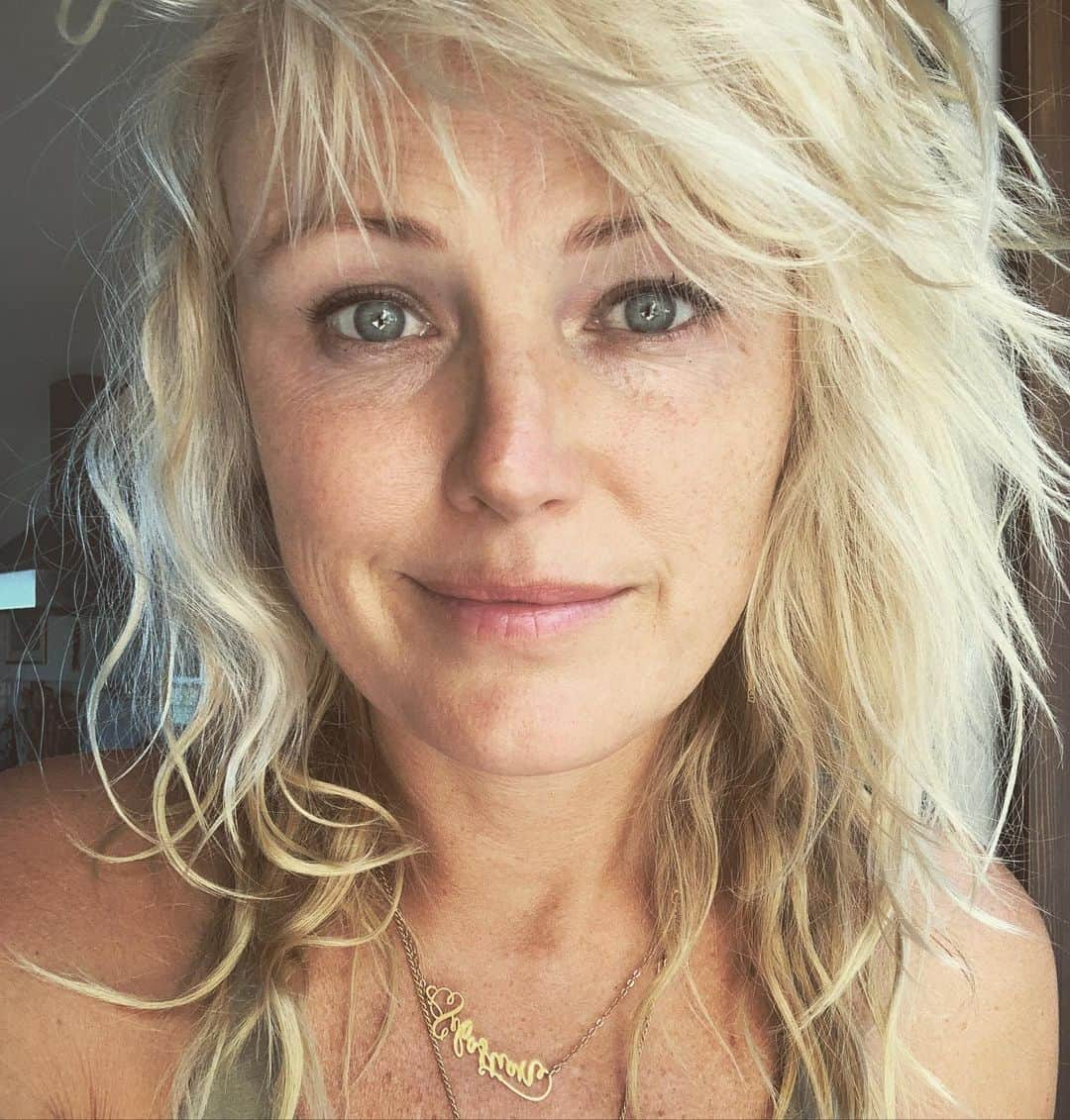 マリン・アッカーマンさんのインスタグラム写真 - (マリン・アッカーマンInstagram)「Covid hair and I just don’t care 🤪 #saturday #killingit」8月9日 8時34分 - malinakerman