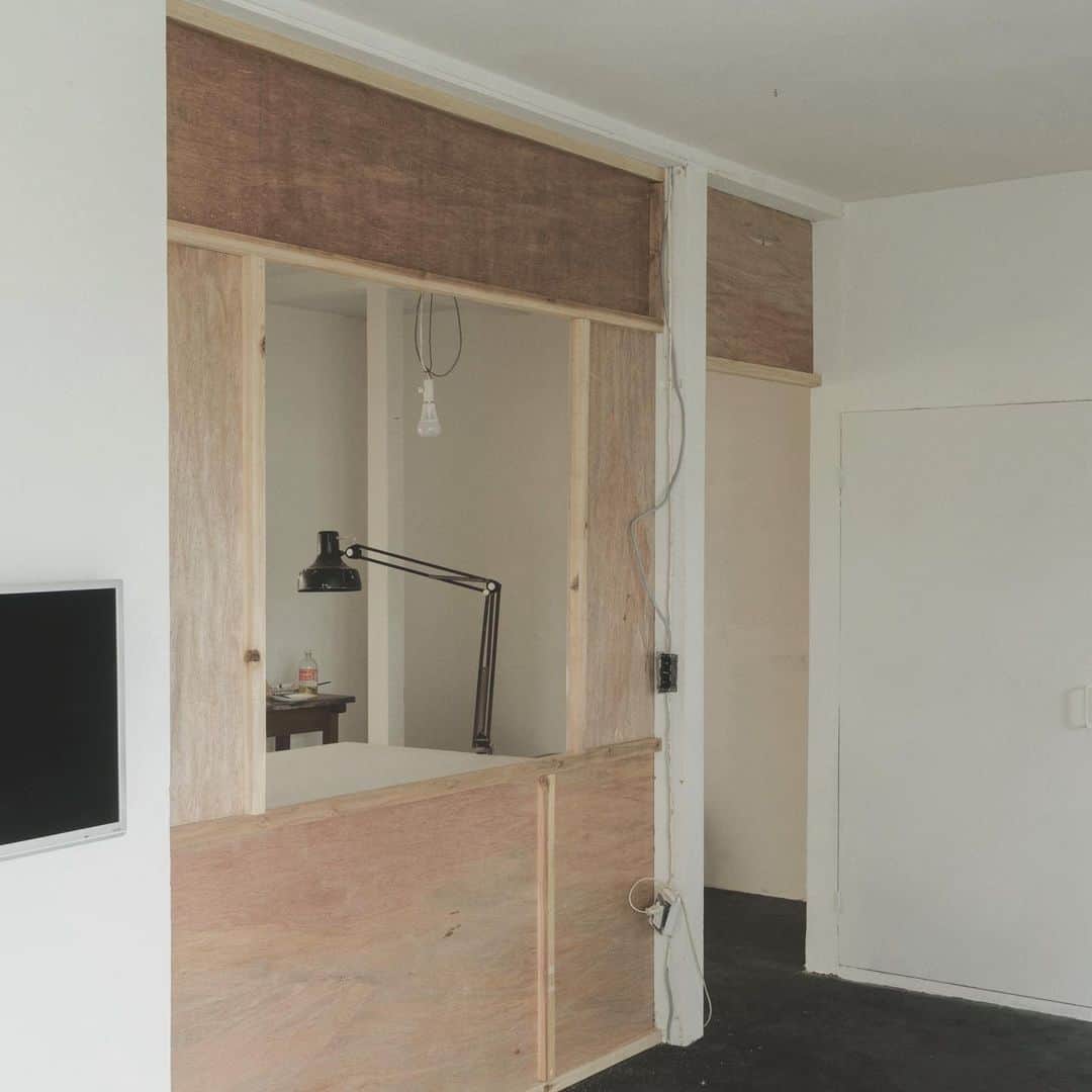 惟本康明 / yasuaki yoshimotoさんのインスタグラム写真 - (惟本康明 / yasuaki yoshimotoInstagram)「作業部屋に壁をつくっています。 #interior #インテリア #作業部屋」8月9日 8時35分 - md2v