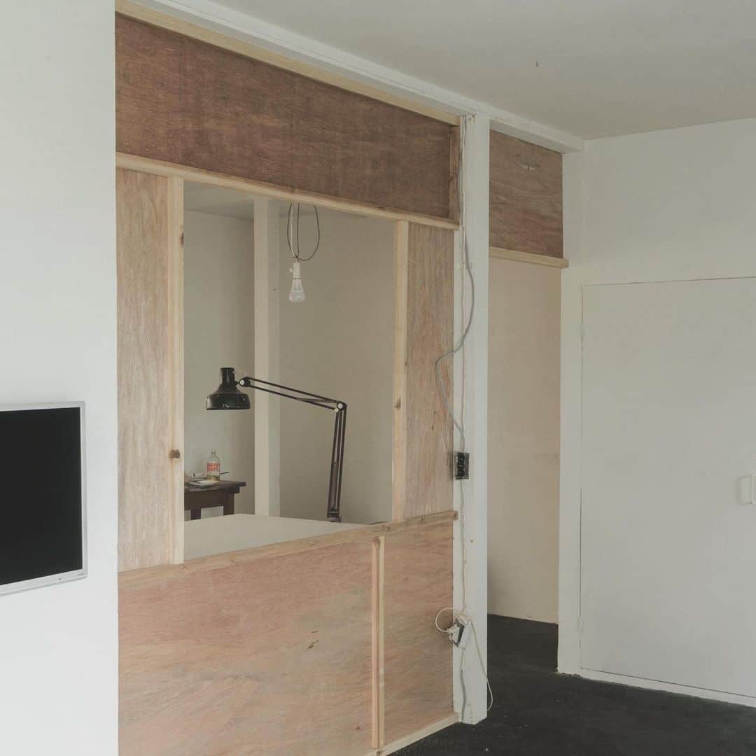 惟本康明 / yasuaki yoshimotoのインスタグラム：「作業部屋に壁をつくっています。 #interior #インテリア #作業部屋」