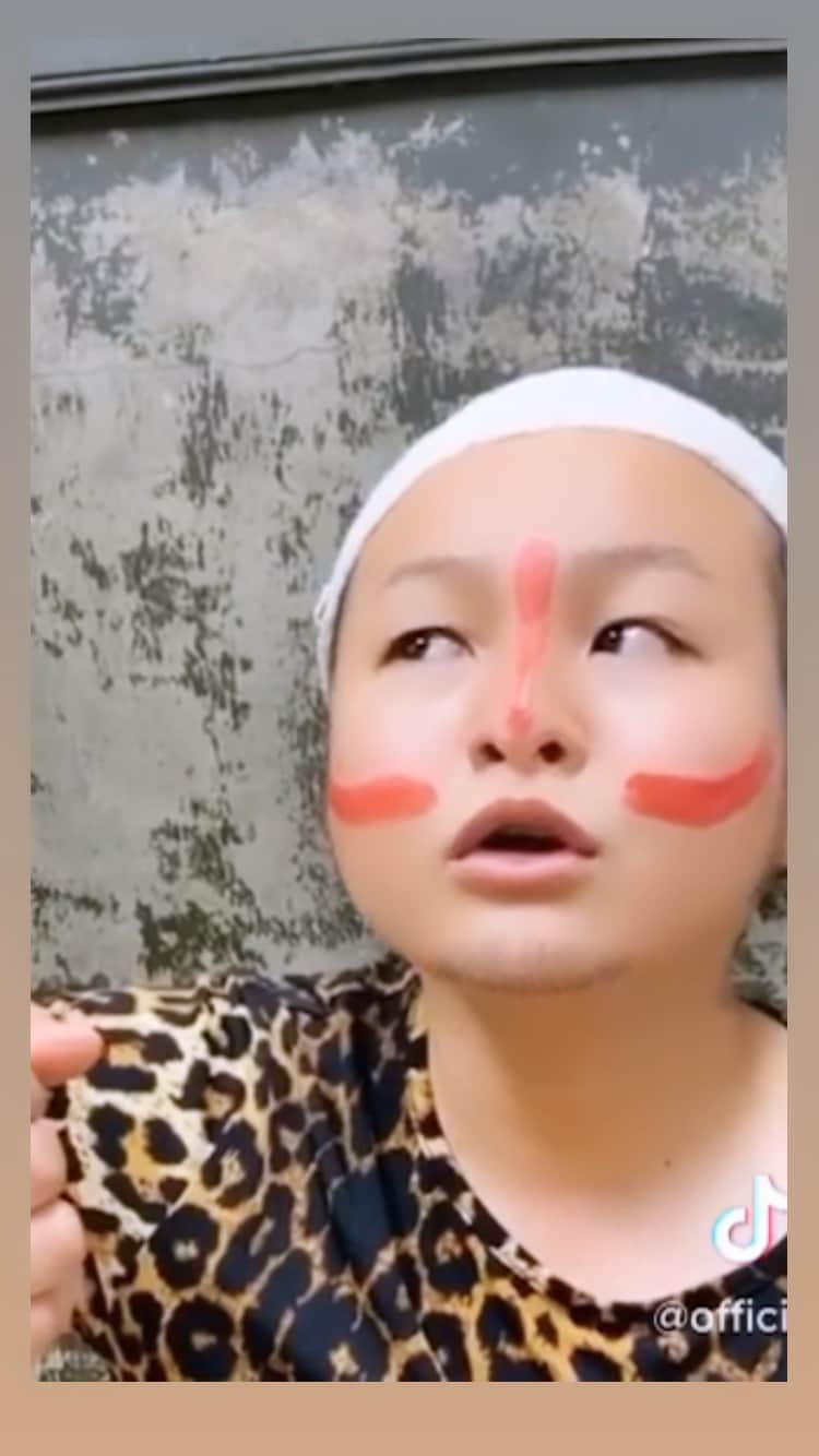 石山大輔のインスタグラム：「気配に敏感過ぎる子供部族  こんなに子供でも緊張感を絶やさないんですね〜。血なんですね〜。」