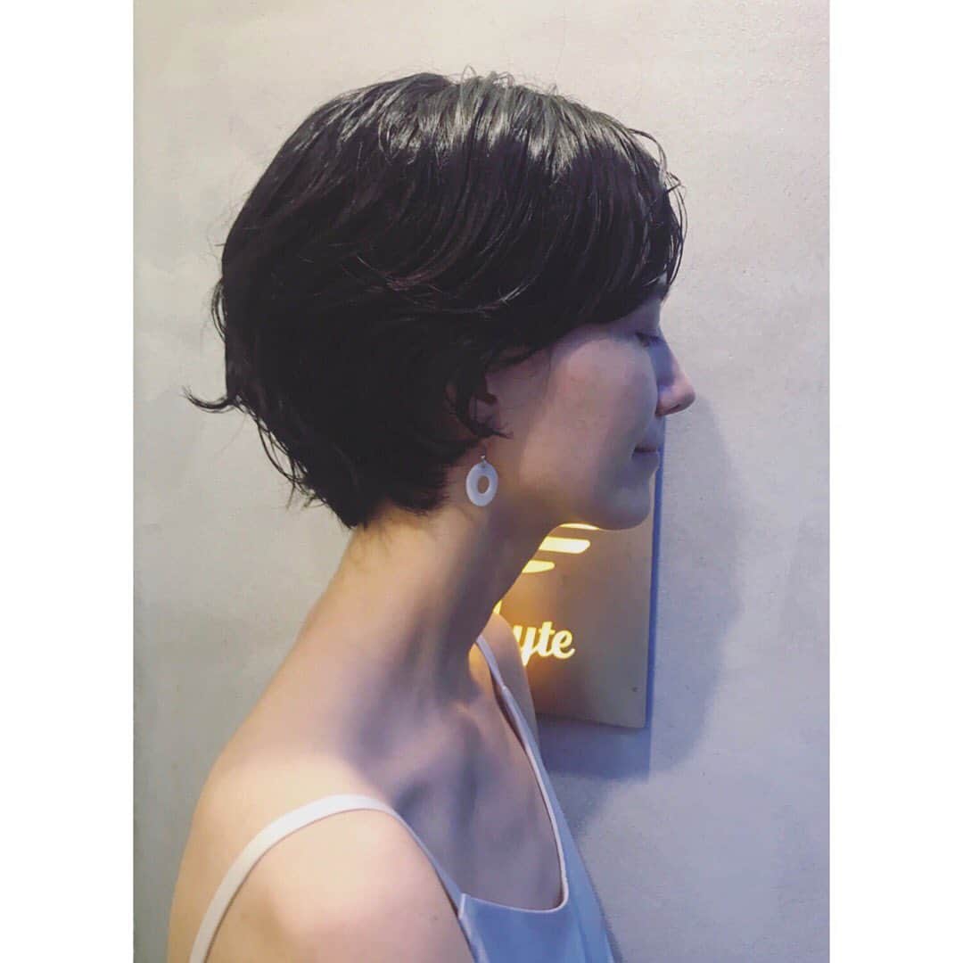 のインスタグラム：「髪を切りました。﻿ ビーガン 対応のサロン　@whyte.hairにて。﻿ サスティナビリーを徹底してるシャンプーや﻿ ビーガン なパーマ液とカラーを使う。﻿ ﻿ ビーガンなパーマ剤とカラーとは、動物実験をせず、動物性のモノも入っていないモノを指すそうです。﻿ ﻿ ステキな髪型になりながら、﻿ ビーガン サンドイッチを食べられたの嬉しい😊﻿ ﻿ 可能な限りビーガンを選ぶ﻿ 生き方が今の自分にしっくりくる。﻿ ﻿ 気候変動に畜産業がどれだけ大きな﻿ インパクトがあるか知っているから﻿ 肉はかなり早い段階から食べていなかった。﻿ ﻿ 食べないで体調崩して﻿ また食べはじめるという経験もしたけれど、﻿ 今は栄養にも詳しくなって食べなくても全く問題ないよ﻿ ﻿ だーい好きだった乳製品と卵が﻿ 数年前からアレルギーで食べられなくなったのは﻿ 辛かったけれど、移行するのを早めてくれた。﻿ ﻿ ただ、心からビーガンを目指したいと﻿ 思った理由は﻿ 日々精力的に情報発信してくれている﻿ @annaaida_vegan  @stillavegan  @eco.japan  @_veganelly_  @emeraldpractices  ﻿ のおかげ。﻿ ﻿ 生き物に過酷な状況をつくり出してることに﻿ やっぱり加担したくない。﻿ ﻿ 選べる状況じゃない時、﻿ ごめんねと感謝の気持ちを込めて﻿ お出汁とかは目を瞑って﻿ いただいてます。﻿ ﻿ 学ぶに連れて﻿ 行動や発言が変わってゆく﻿ そんな人は﻿ わたしだけじゃなく﻿ スゴくふえてると感じます﻿ ﻿」