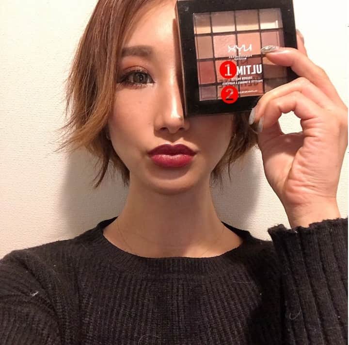 NYX Professional Makeup JPのインスタグラム：「\目力強めアイメイク/  マットリップにあわせてアイメイクも強めに 😘  画像の #UTシャドウパレット の❶カラーをアイホール全体にのせて、❷でブレンディング ❤️  .  目を開けて見える位置までしっかり色をのせるのがポイント 👍  . 黒目の上にだけフォイルプレイクリームアイシャドウをのせてポイントのツヤ感 🧡  . アイライン細く、目尻は少しだけはね上げて 🏖️  ルクア大阪店　翁さん . #メイクアップジャンキー #LAメイク #アイシャドウ #アイメイク #海外メイク #夏コスメ #夏メイク #夏新作 #メイク #ブラウンメイク #マスクメイク #チャイボーグメイク  #毎日メイク  #ブラウンメイク #VOCE #コスメレポ #海外コスメ #コスメレビュー #プチプラコスメ #コスメ購入品 #コスメマニア #LA #nyxprofessionalmakeup #nyxcosmeticsjp #cosme #stayhome #stayathome」