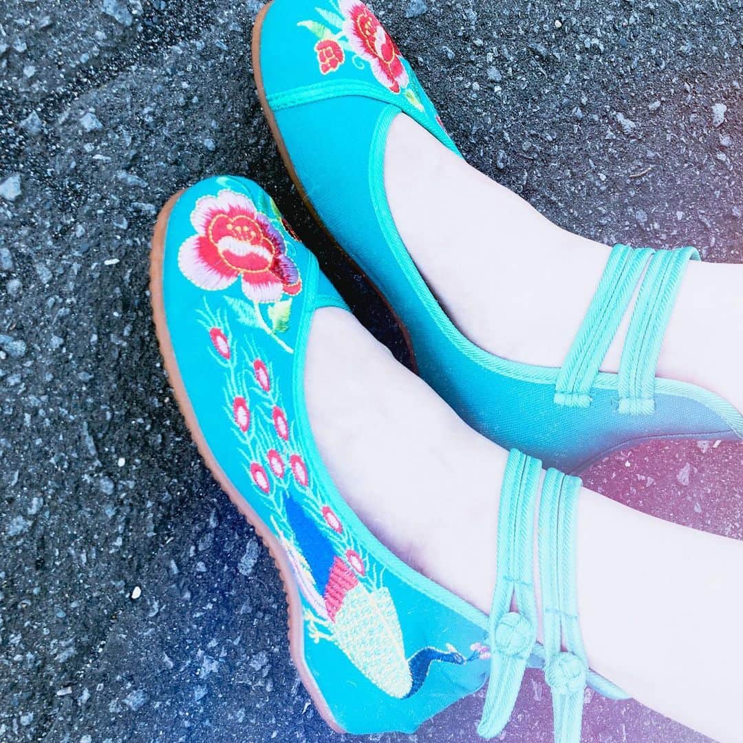脇田唯さんのインスタグラム写真 - (脇田唯Instagram)「🩰 新しい靴 可愛すぎない？  めっちゃワクワクする  新しい靴とか いい靴を履くと  素敵なことが起こりそうで  #elegant #BASE #刺繍靴 #中国風 #唐装漢服 #チャイナドレス #あお #青 #新しい靴 #靴」8月9日 14時01分 - post_yui