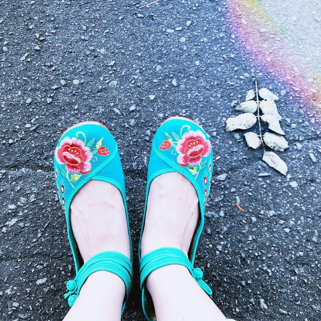 脇田唯さんのインスタグラム写真 - (脇田唯Instagram)「🩰 新しい靴 可愛すぎない？  めっちゃワクワクする  新しい靴とか いい靴を履くと  素敵なことが起こりそうで  #elegant #BASE #刺繍靴 #中国風 #唐装漢服 #チャイナドレス #あお #青 #新しい靴 #靴」8月9日 14時01分 - post_yui