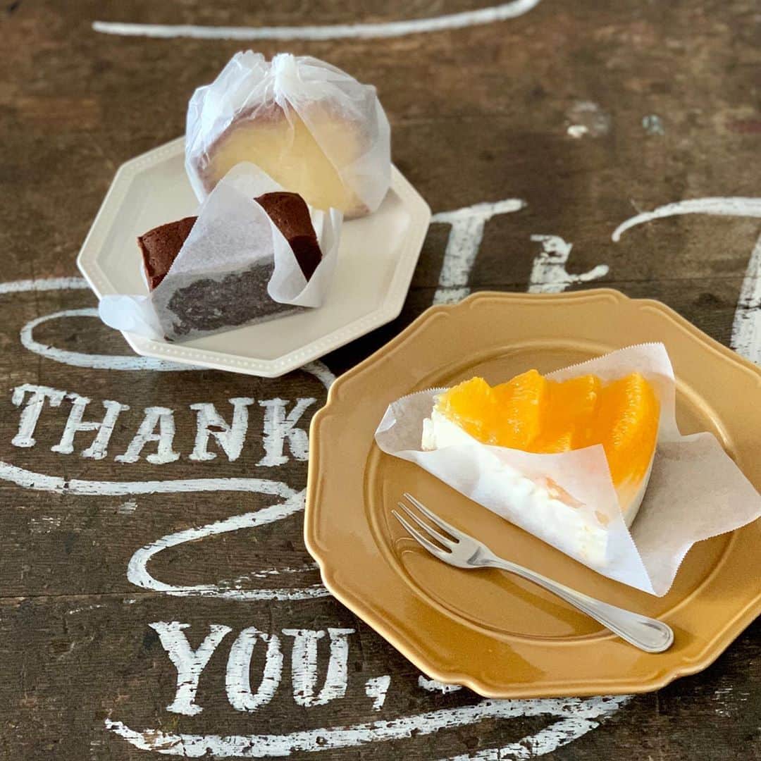 手紙社さんのインスタグラム写真 - (手紙社Instagram)「【本とコーヒー tegamisha】﻿ 本日は、爽やかなオレンジの香りと甘さが夏にぴったりの「オレンジのレアチーズケーキ」をご用意しています。そのほか「チョコレートケーキ」「レモンのパウンドケーキ」もございます。数に限りがありますので、お早めに。﻿ ﻿ 本日も18:30まで営業しています。ご来店お待ちしています。﻿ ﻿ 明日の8/10（月・祝）は営業します。8/11（火）12（水）が振替の定休日となりますので、お気をつけください。﻿ ﻿ 2020/8/9﻿ #手紙舎#手紙社#ケーキ#オレンジのレアチーズケーキ#パウンドケーキ#チョコレートケーキ#お持ち帰り#テイクアウト」8月9日 14時05分 - tegamisha