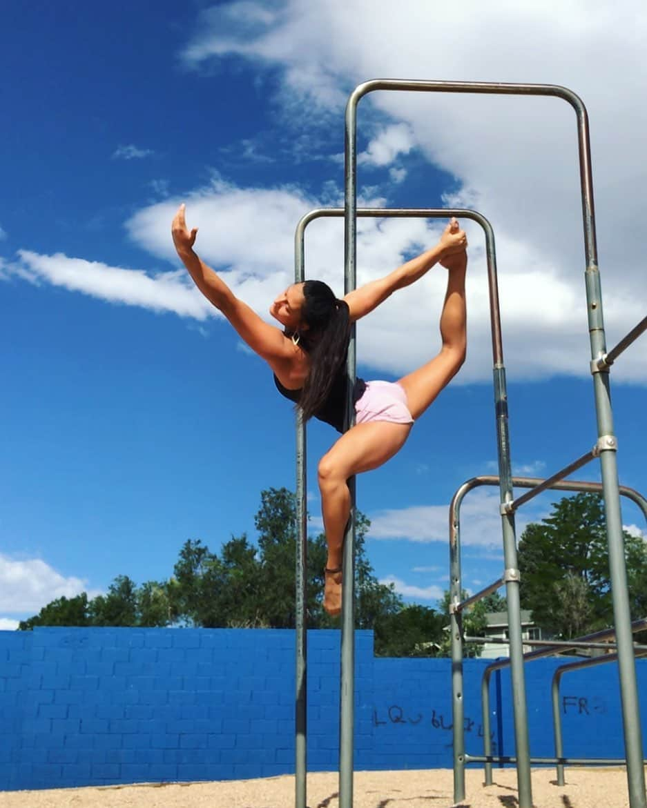 ミーガン・マスカリーナスさんのインスタグラム写真 - (ミーガン・マスカリーナスInstagram)「Living.  . . .  #pole #summer #colorado #bluesky #freshair」8月9日 8時52分 - mjclimbinginthesnow