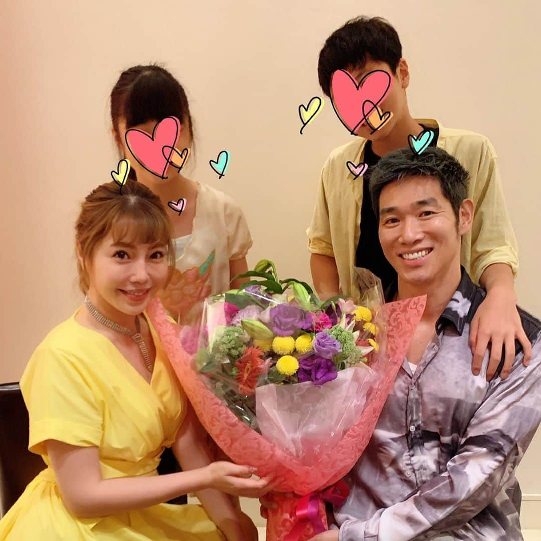 住谷杏奈さんのインスタグラム写真 - (住谷杏奈Instagram)「･ 2020年8月8日、 昨日は結婚14年記念日でした☺️ ･ ･ ･ 子ども達が2人でソワソワして ちょっと公園へ行ってくると言って、、、、 ･ 少しして大きな紙袋を抱えて帰ってきて、、、 ･ 貯めていたお年玉でこんなに大きな花束を 私たちに買ってきてくれました💐🥺 ･ プレゼントを2人で買いに行けるようになるなんて 本当に成長したな。。(しみじみ) ありがとね。。 ･ ･ 今日から結婚15年目に突入です！！ ･ 15年前、なーんにもない、ちょっとヤバい私を 心優しいぱんちゃんが拾ってくれて、、、 本当によかったぁ😩笑 ありがとうありがとう。  ･ これからも笑顔いっぱいで 楽しく幸せに暮らしていきたいです☺️ ･ 支えてくれている周りの人達にも本当に感謝です。 ･ ･ ･ ･ #結婚記念日 #family #20200808」8月9日 8時48分 - annasumitani