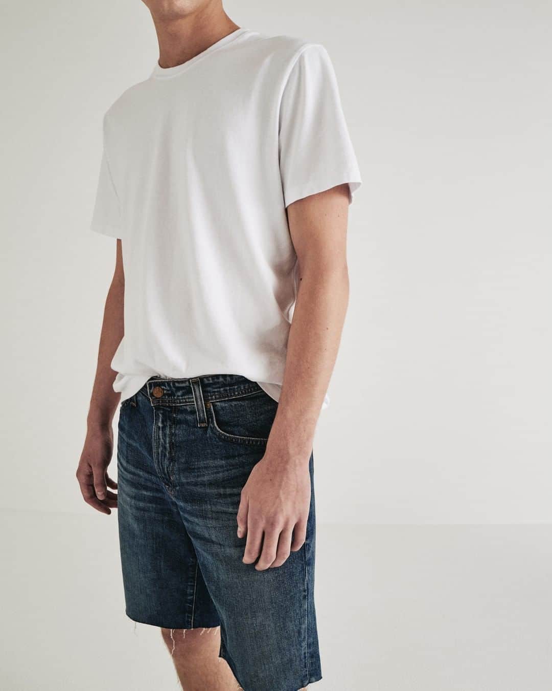 アドリアーノゴールドシュミットのインスタグラム：「Keep it simple with a crisp white tee & the Griffin short. / Link in bio to shop」