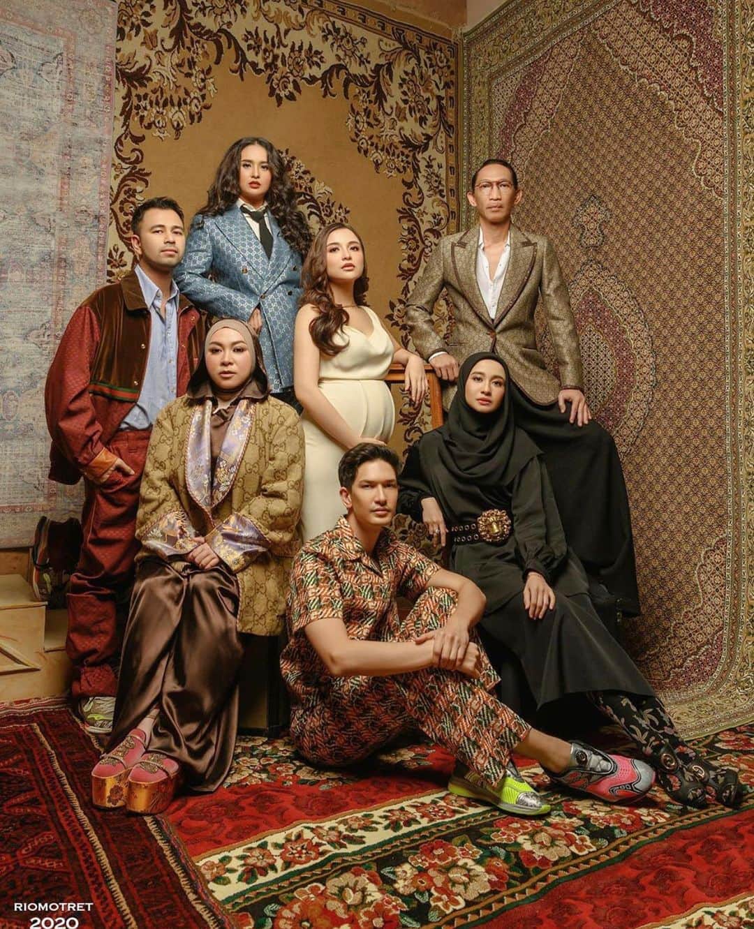 ラウディアシンシアベラのインスタグラム：「Happy anniversary  ibu @melly_goeslaw & papa anto @antohhoed 🤍 Semoga rumah tangga dan karir nya selalu Allah Subhaanahu Wa Ta'ala berkahi✨ Dan terimakasih sudah pilih kami jadi bagian perjalanan ibu & papa anto. love u both !  . . photo by @riomotret @riomotretofficial  stylist @revashion @styledbyrevashion  make up @dhirmanputra @rama_jee @slamwiyono @victoria_makeupatelier  asst stylist @ilonksarizqi  wardrobe all by @gucci  hijab stylist @mayrariarty  #riomotret  #riomotret2020  #riocelebritybeautyportrait  #IndonesiancelebritybyRIOMOTRET  #towards25years #mgah25chapters」