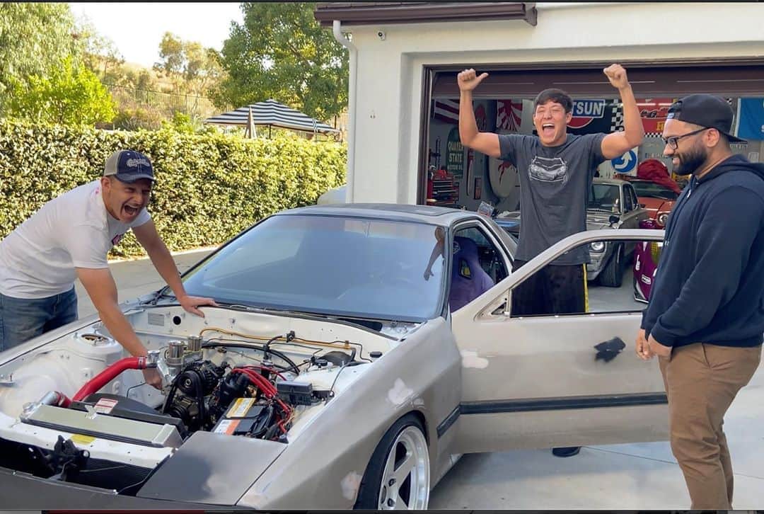 スティーブのインスタグラム：「We really enjoy the uncorked sounds of the Rx-7 Bridgeport rotary engine @rotaryryan80 built for us. Unfortunately some of the neighbors are not so happy. Watch today’s video.  やっぱりRX-7のロータリーエンジンの音は凄い！凄すぎて近所迷惑になっちゃったけど、それでも楽しい嬉しいヤバーーい！でも直管はダメだよね、早くマフラーつけなきゃ！」